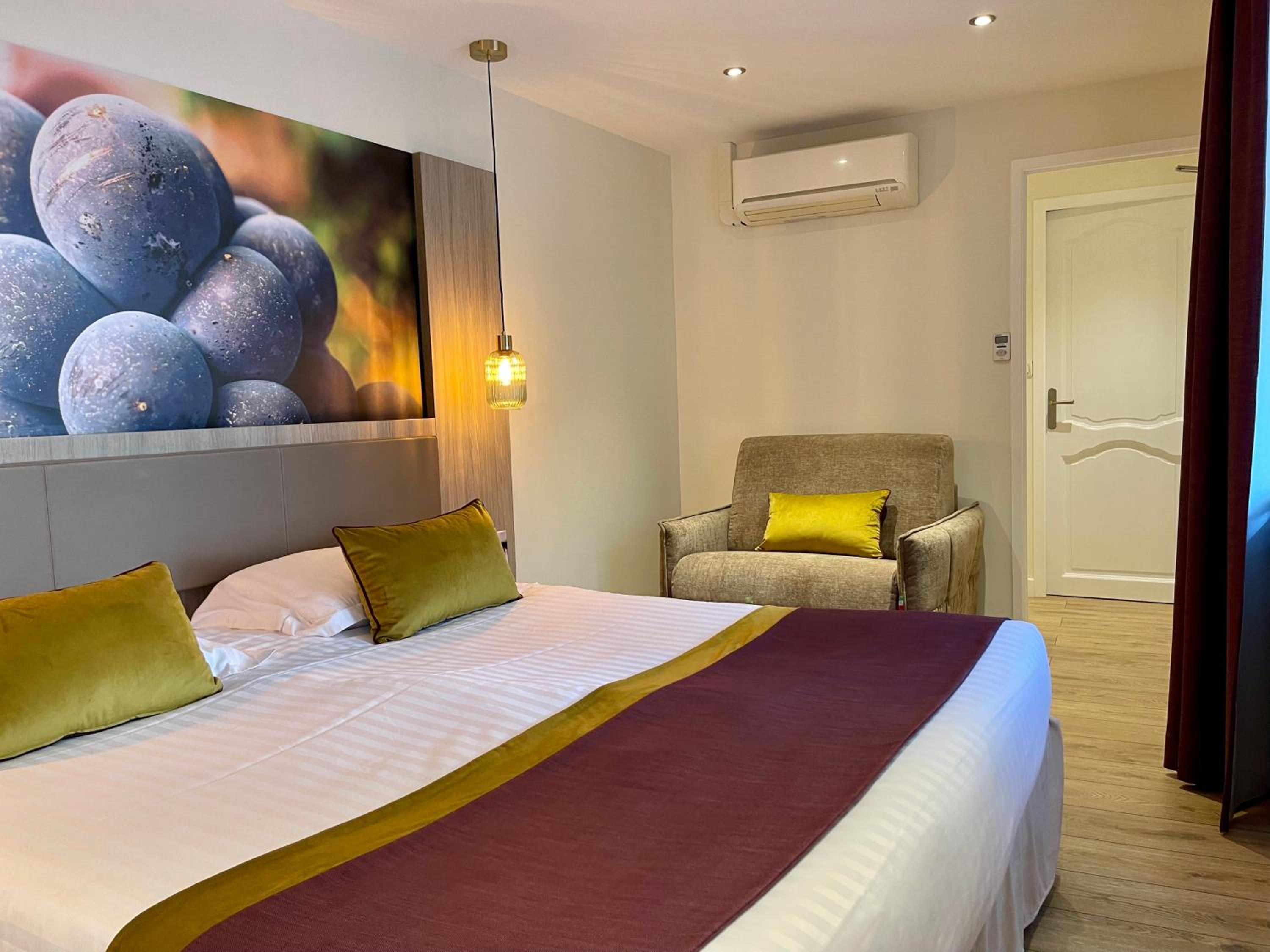 Deluxe Room with One King and One Single Bed and Shower - Non-Smoking - Photo 3