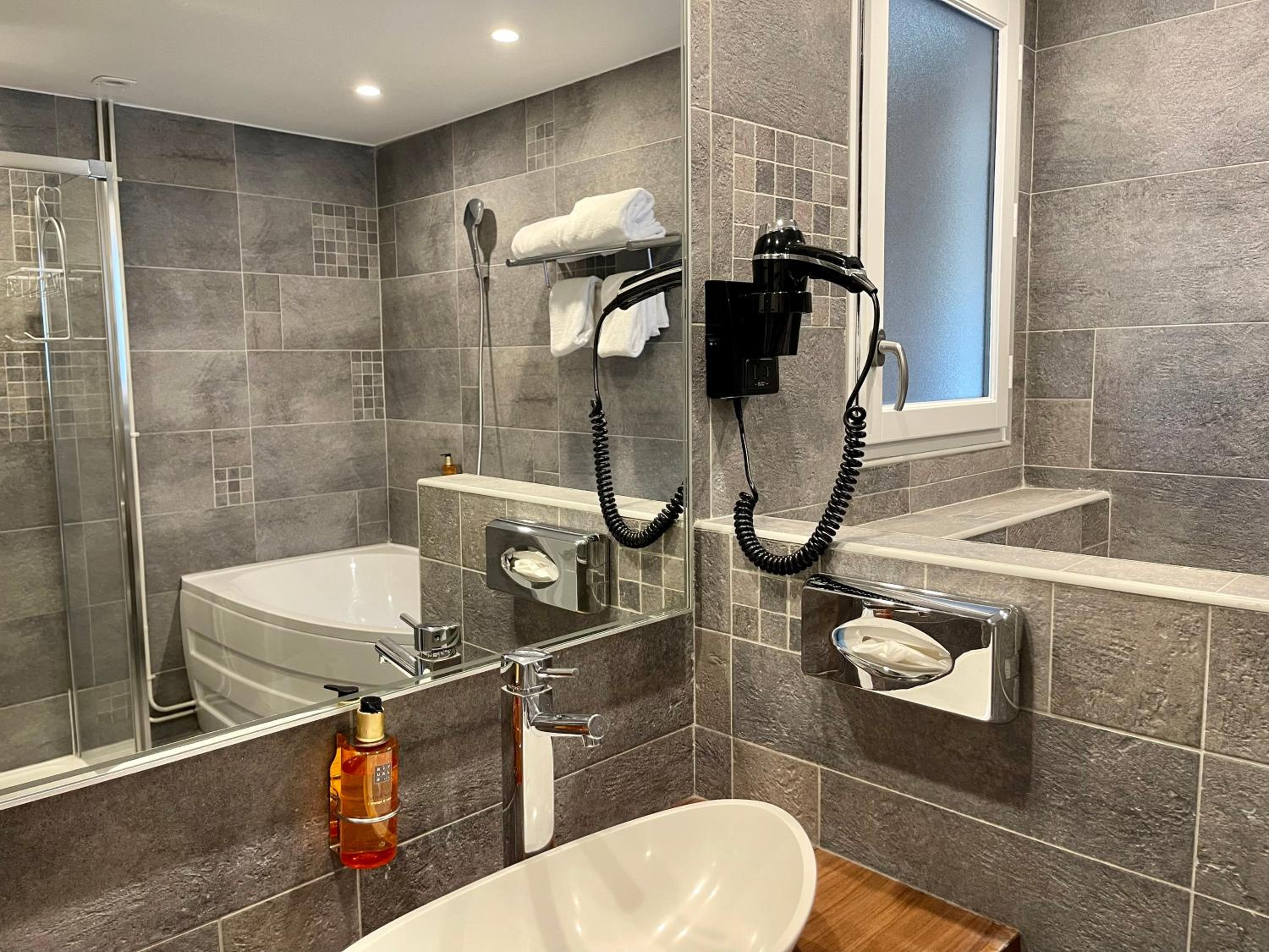 Deluxe Room with One King and One Single Bed and Shower - Non-Smoking - Photo 4