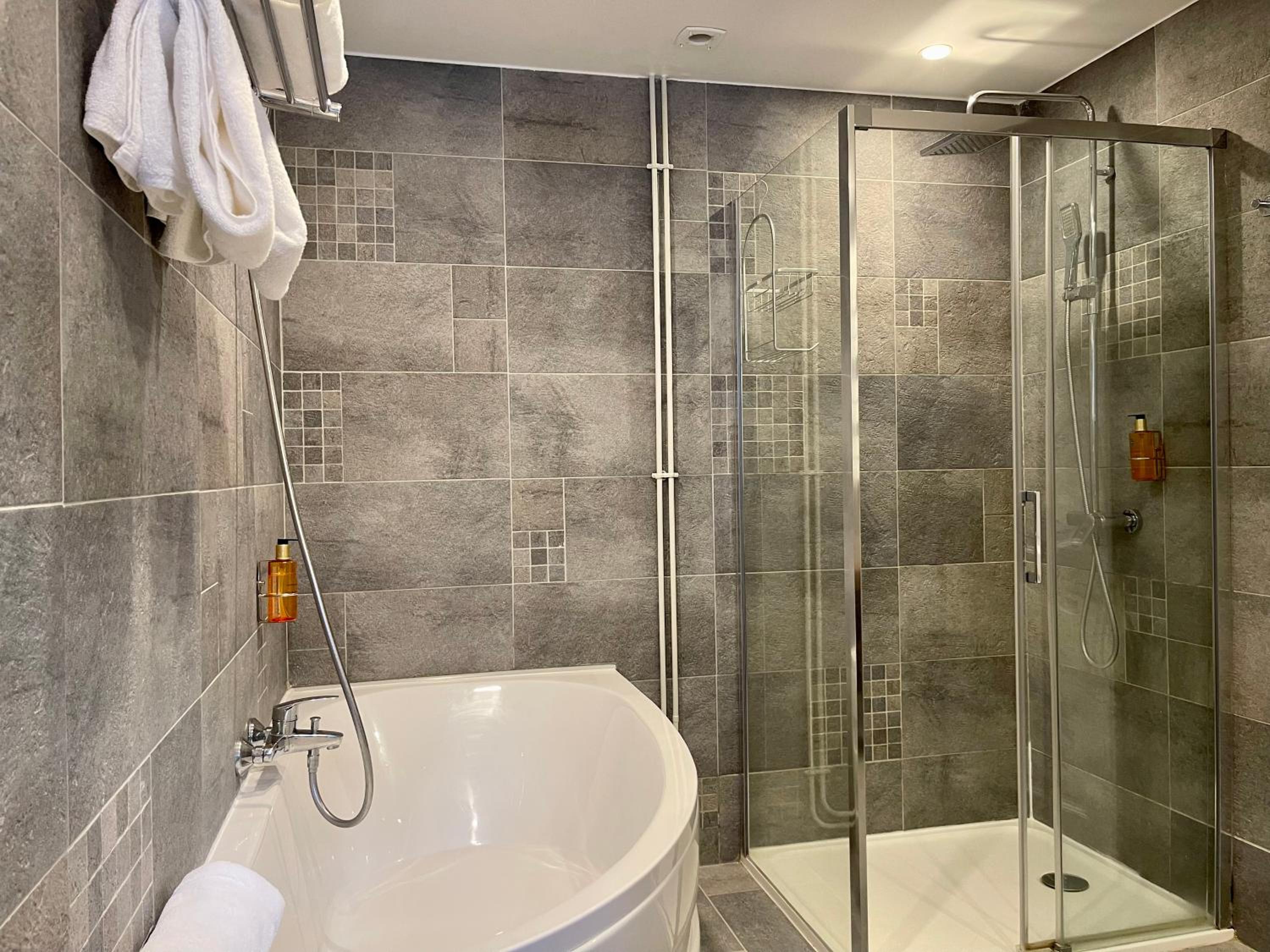 Deluxe Room with One King and One Single Bed and Shower - Non-Smoking - Photo 5