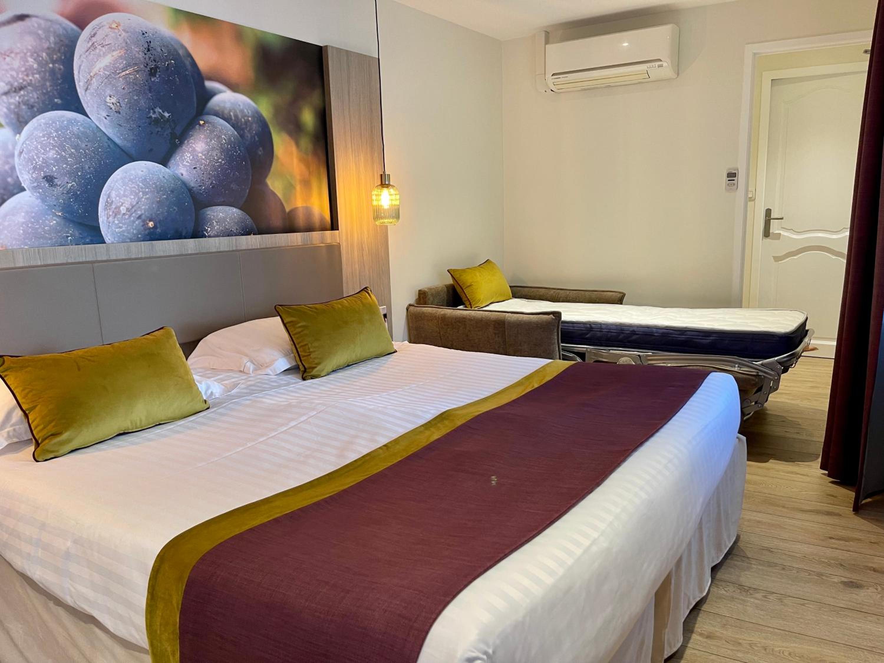 Deluxe Room with One King and One Single Bed and Shower - Non-Smoking - Photo 2