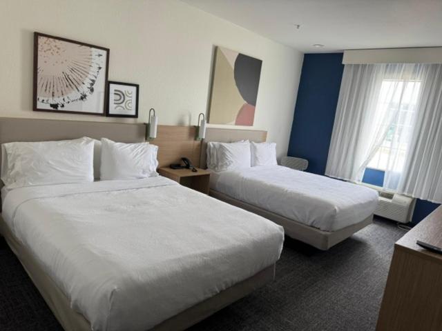 Queen Room with Two Queen Beds - Photo 2