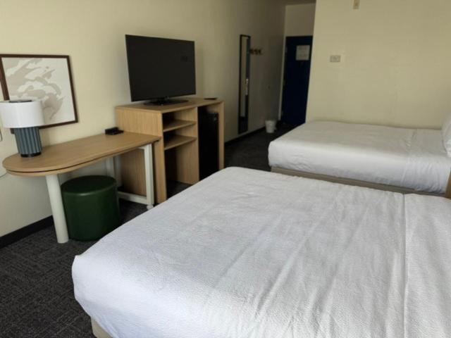 Queen Room with Two Queen Beds - Photo 3
