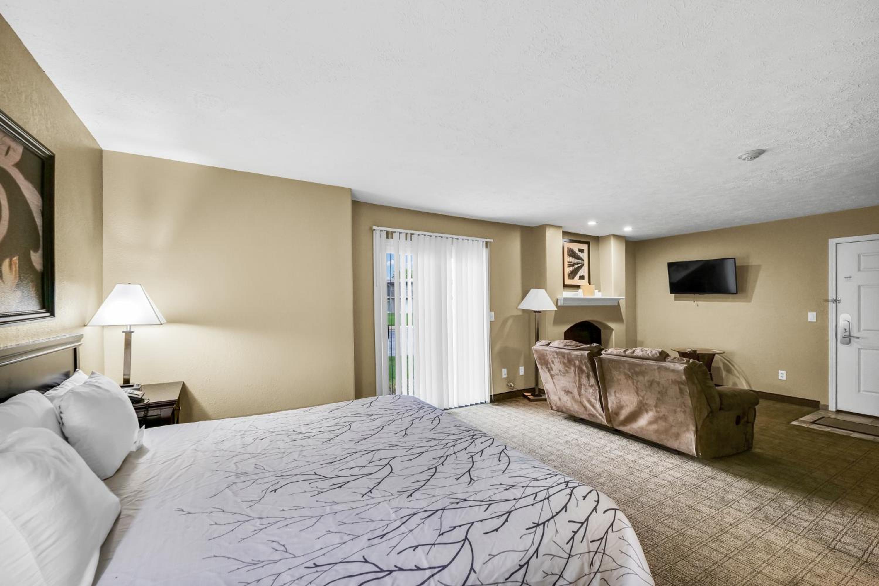 King Bed Suite with Jetted Tub