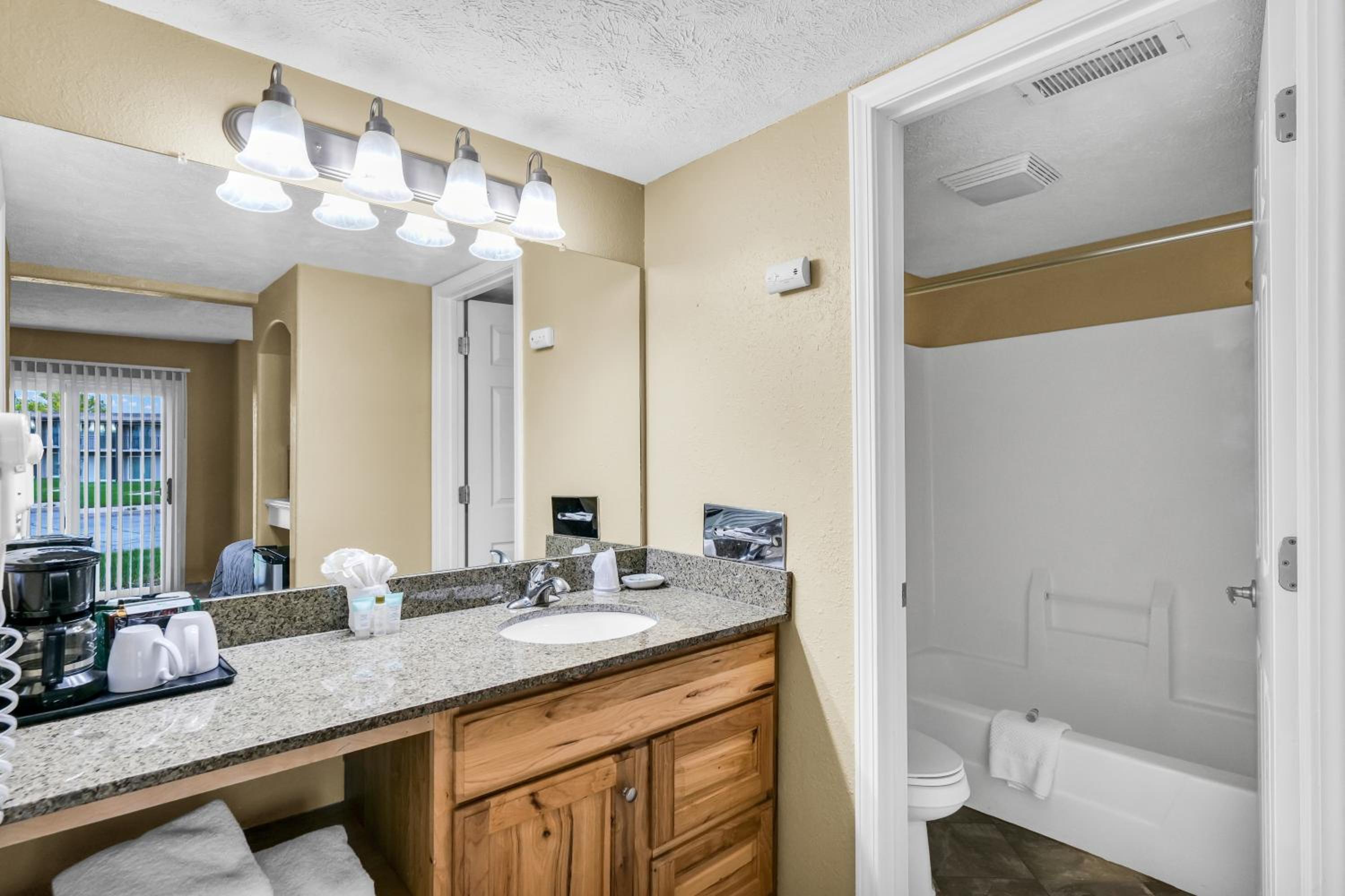 King bed suite with Kitchenette photo 1