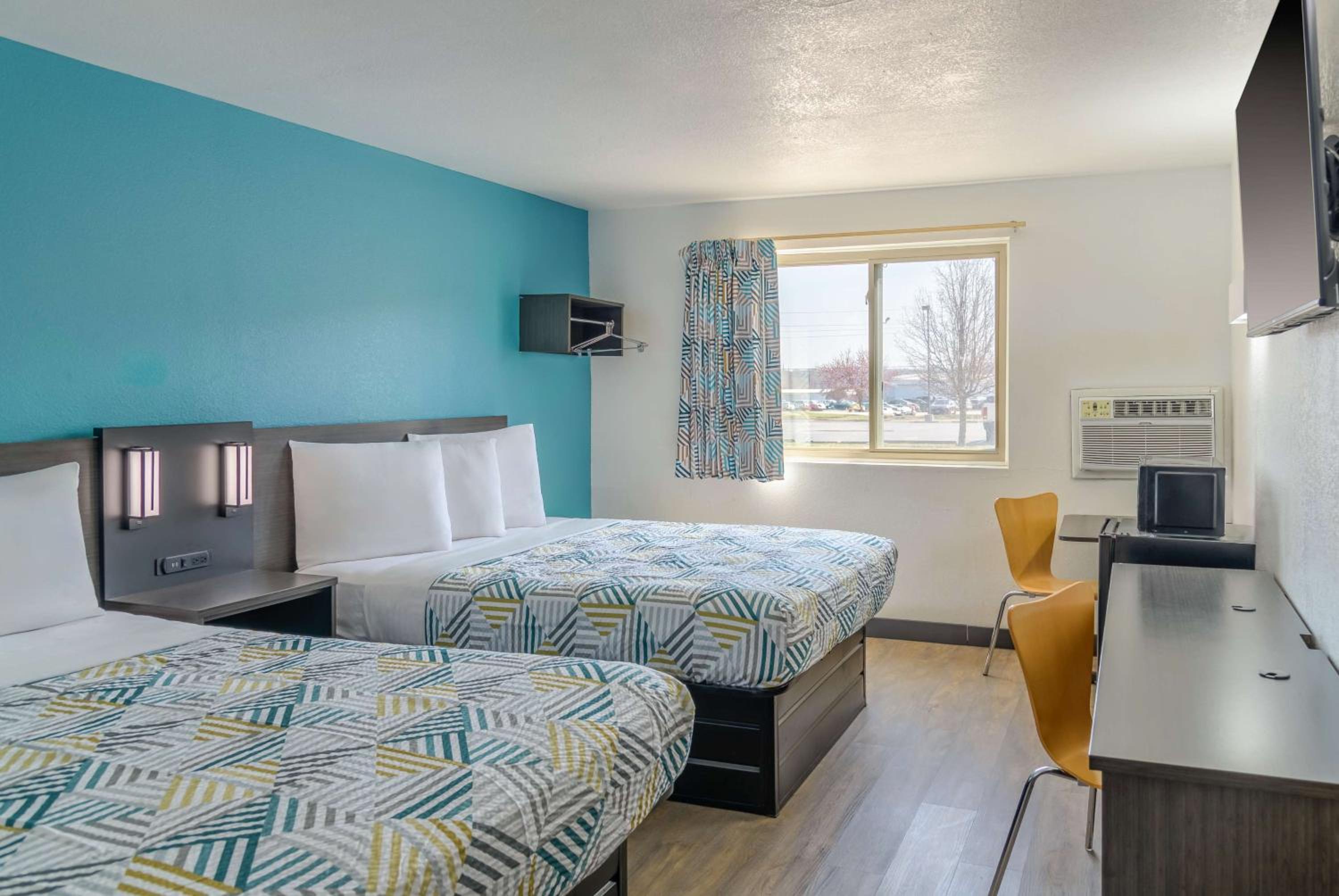 Queen Room with Two Queen Beds - Non-Smoking photo 2