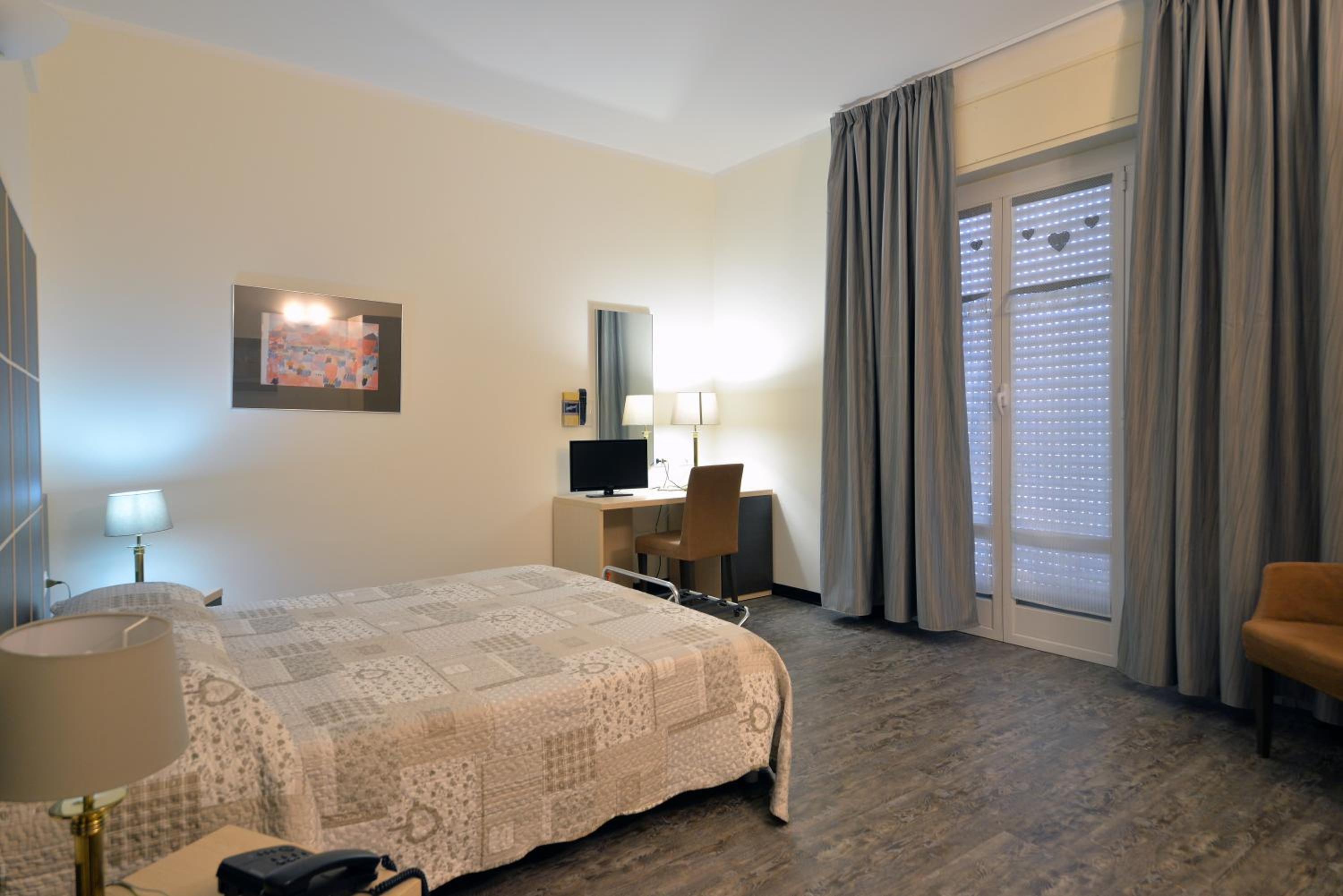 Standard Double or Twin Room - Photo 5