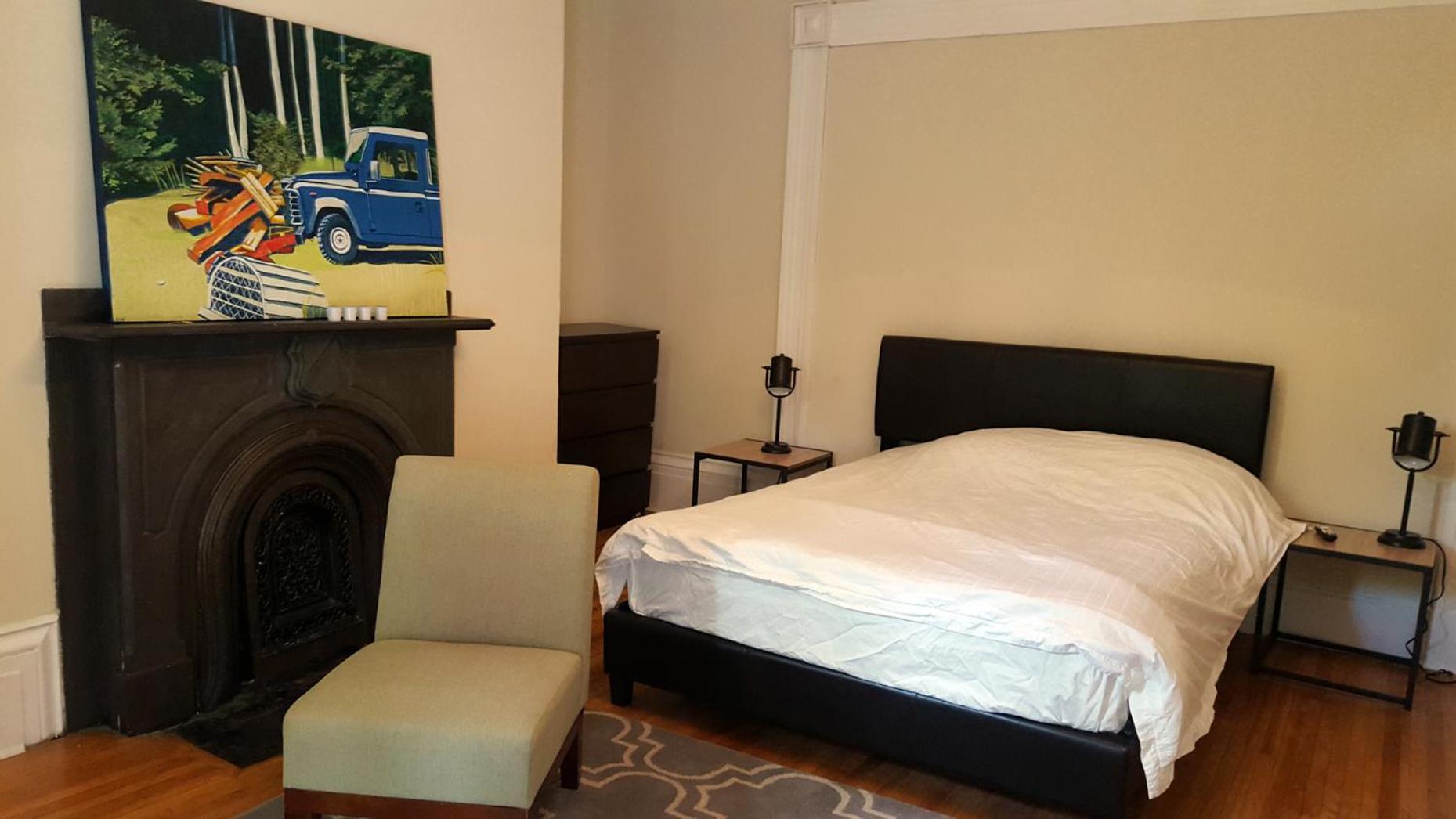 Queen Suite With Shared Bathroom photo 3