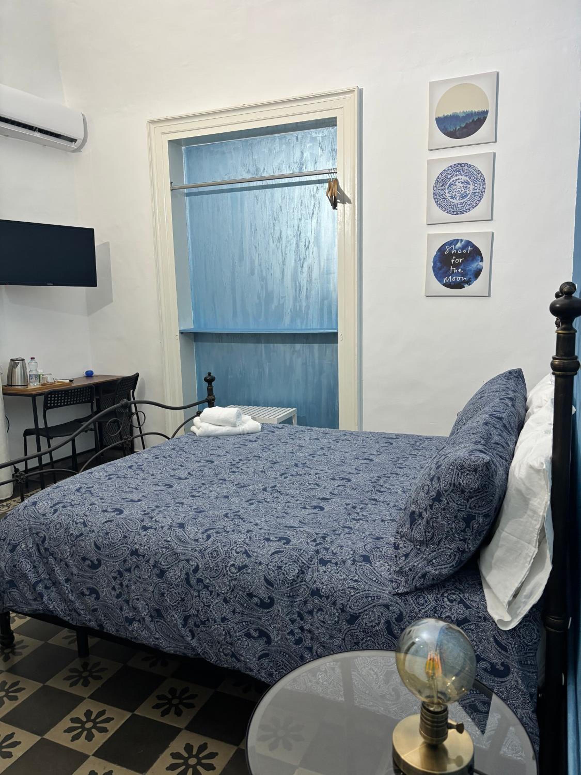 Double Room with Private Bathroom - Photo 2