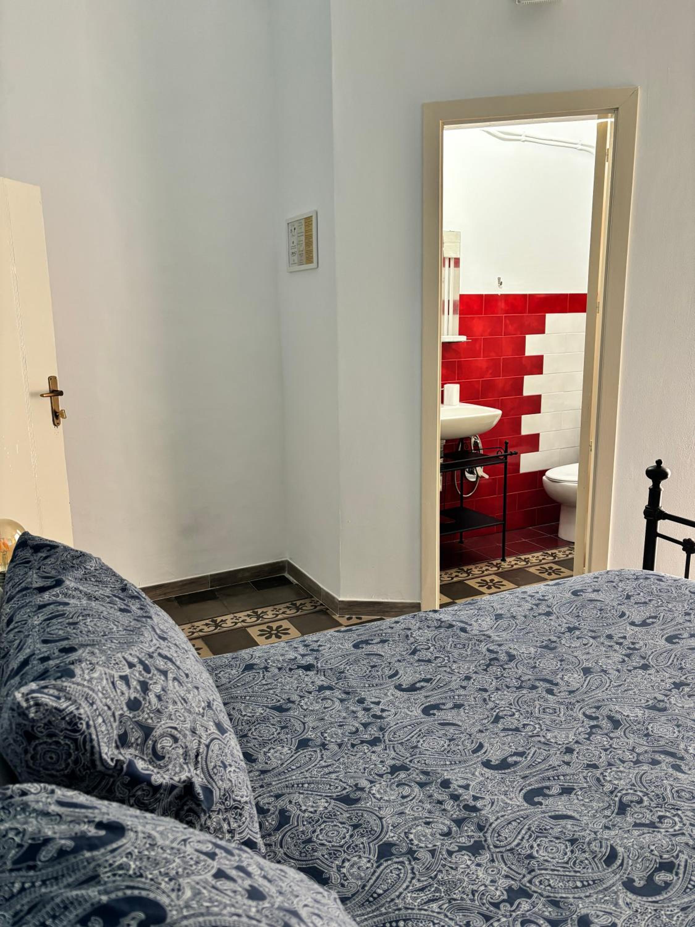 Double Room with Private Bathroom - Photo 3