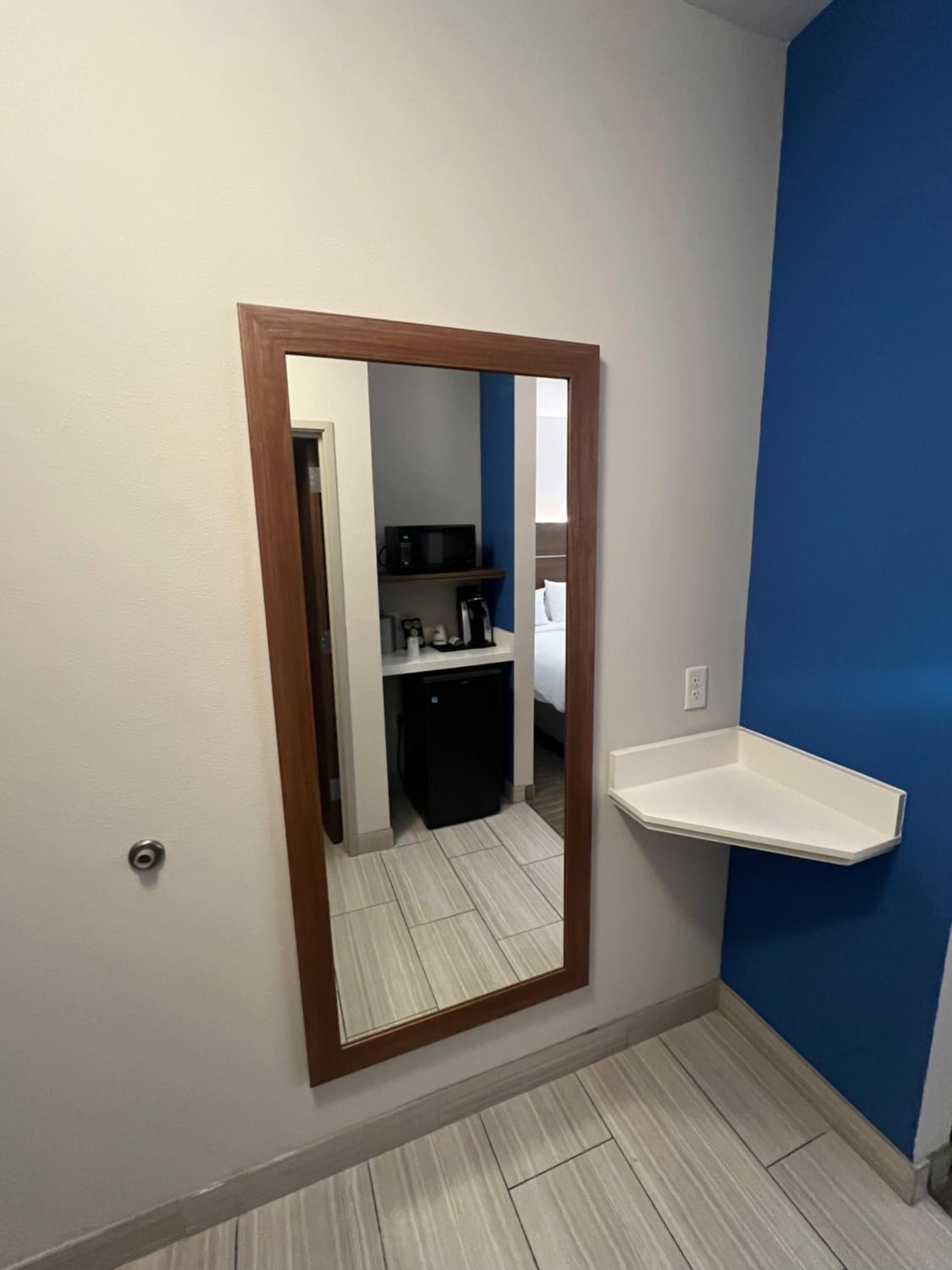 Room with Two Beds - Hearing Accessible - Non-Smoking