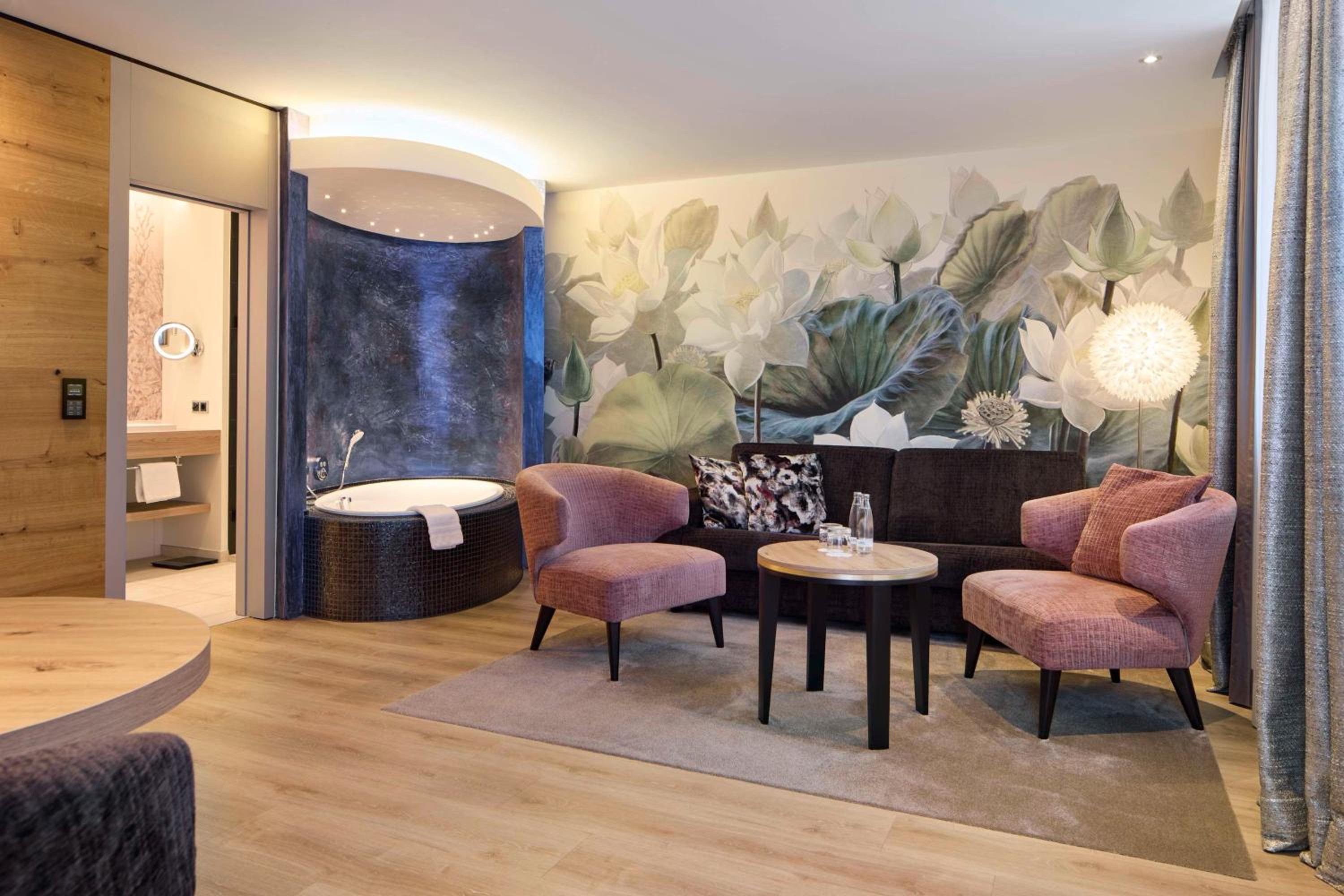 Double Suite with Balcony, Park View and Spa Bath photo 2