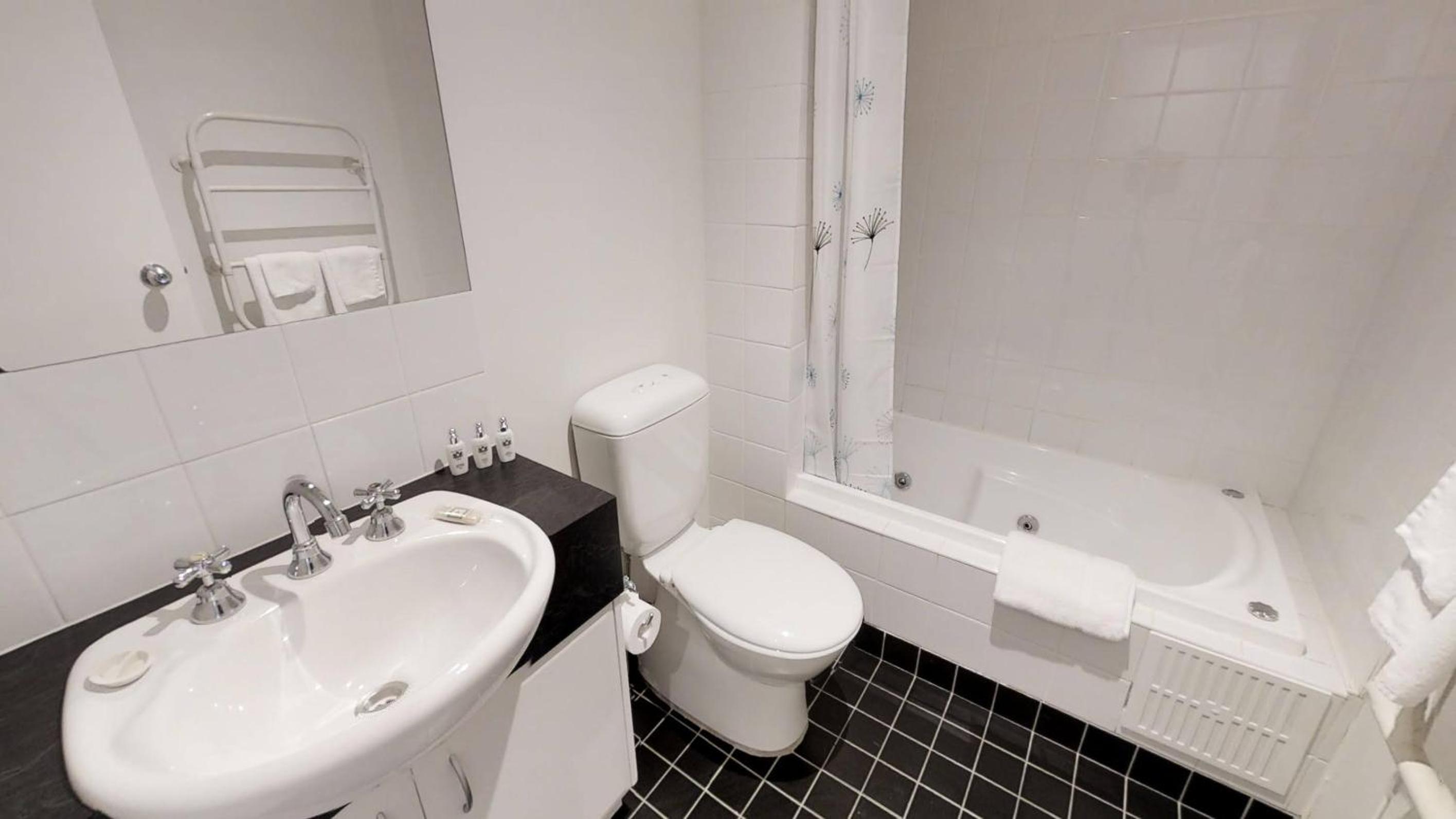 Studio Loft (Sleeps 4)
