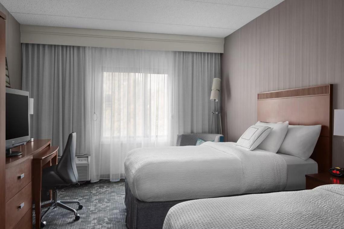 Double Room with Two Double Beds and Adapted Tub - Mobility Accessible