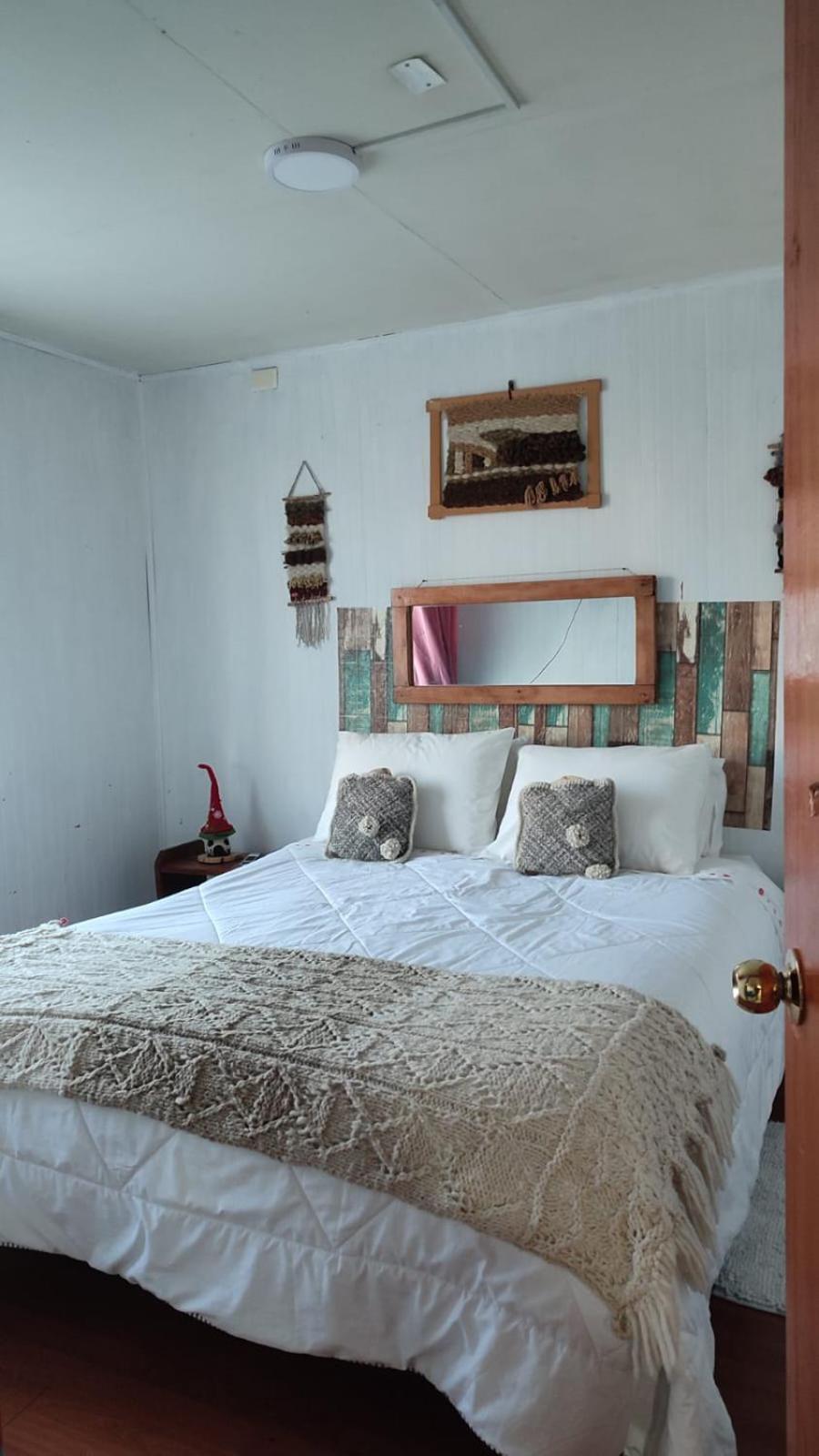 Queen Room with Shared Bathroom photo 2