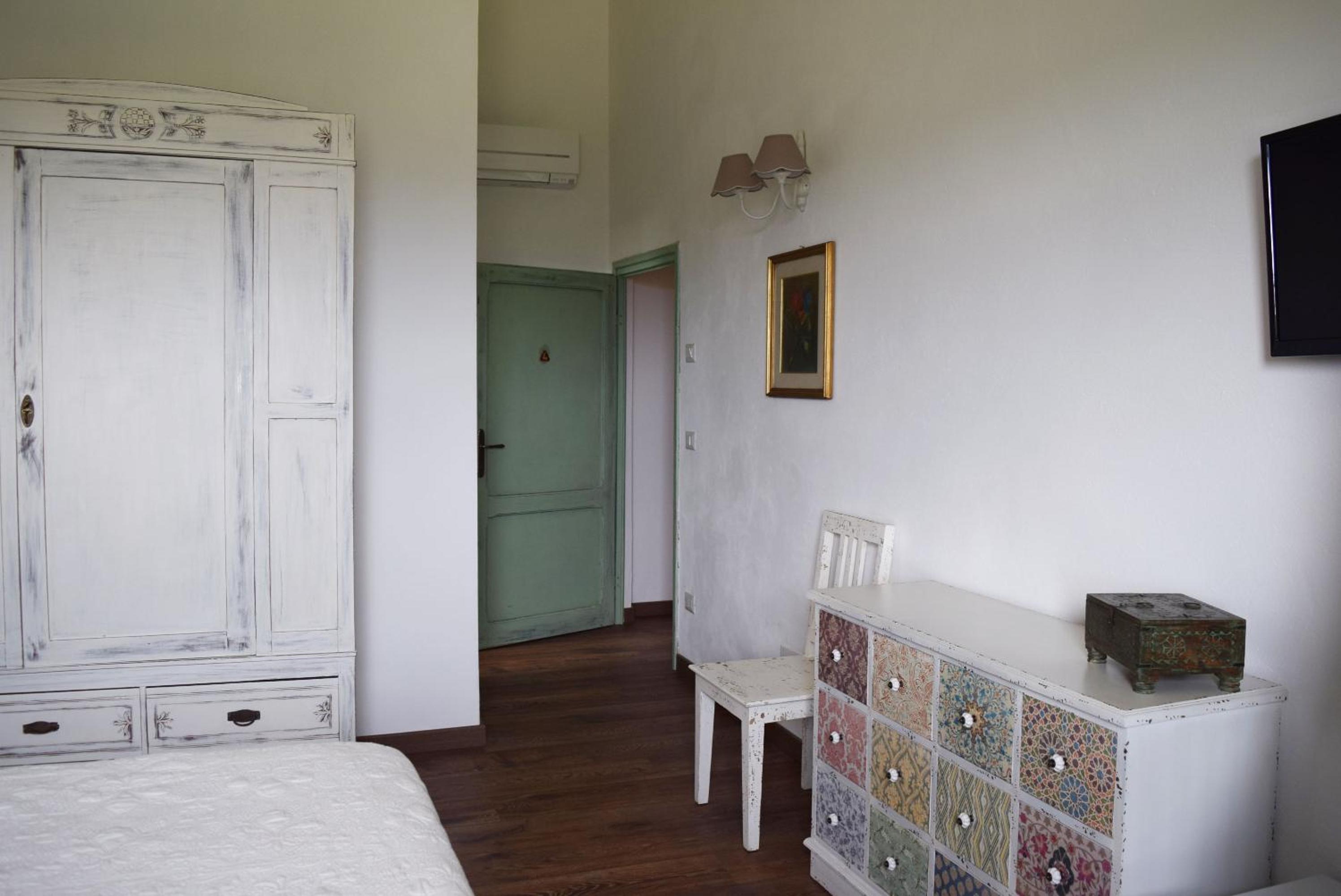 Double Room with Private Bathroom - Photo 9