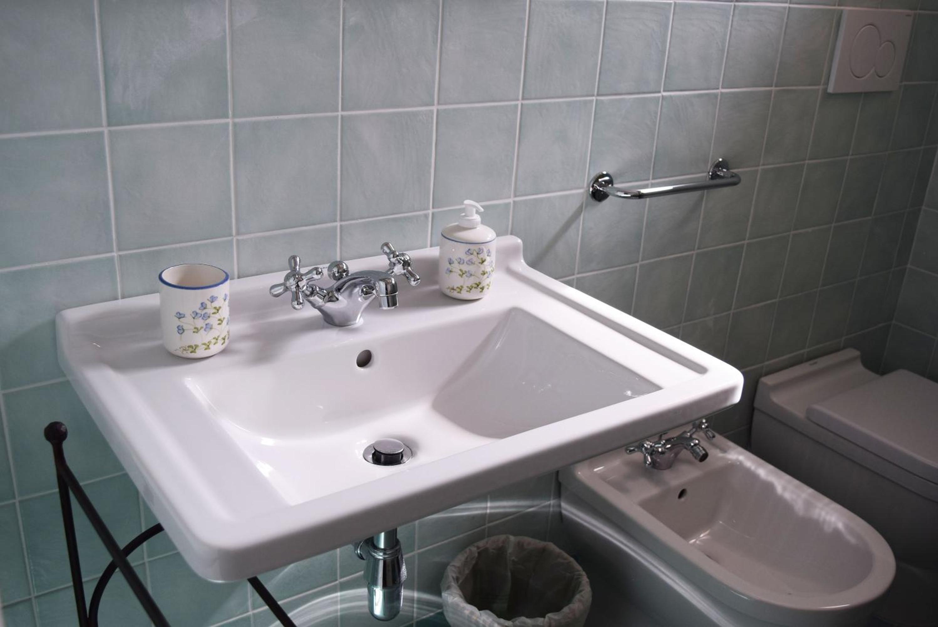 Double Room with Private Bathroom - Photo 2