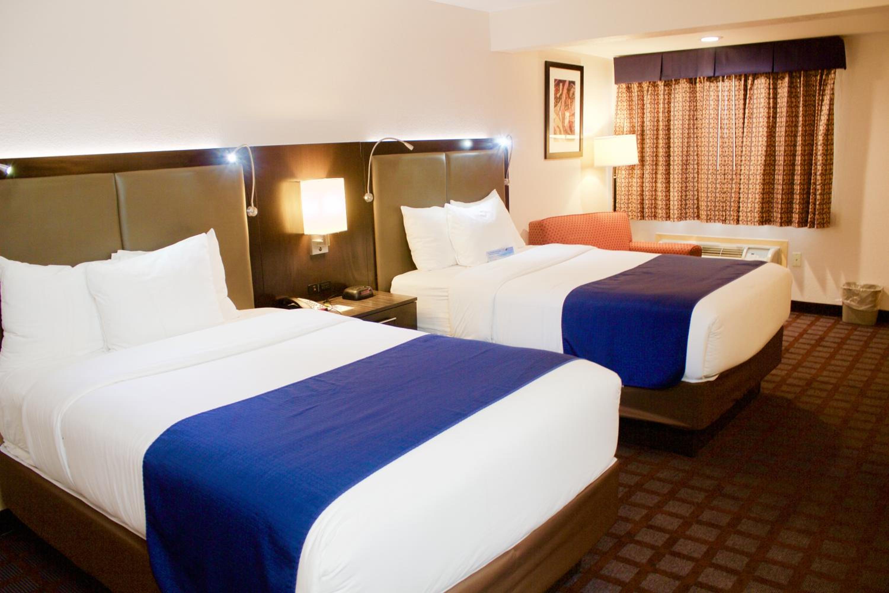 Double Room with Two Double Beds - Smoking - Photo 4