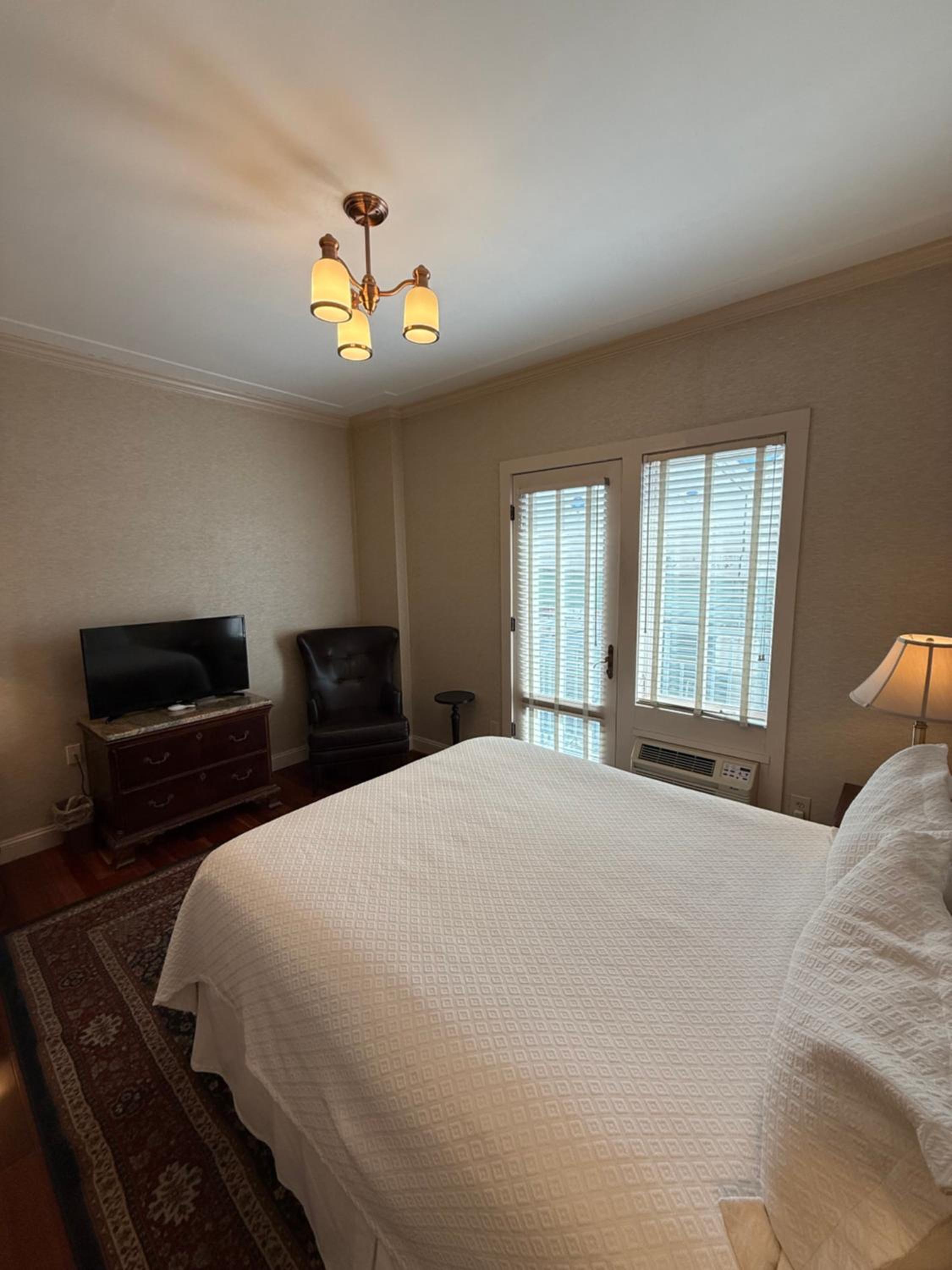 Queen Room with Balcony - Photo 4
