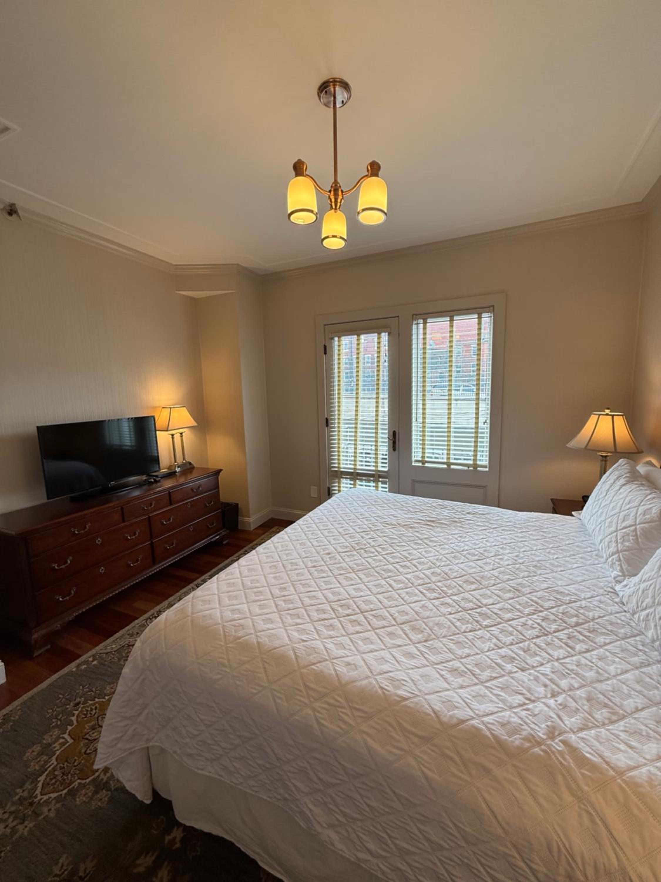 Queen Room with Balcony - Photo 2