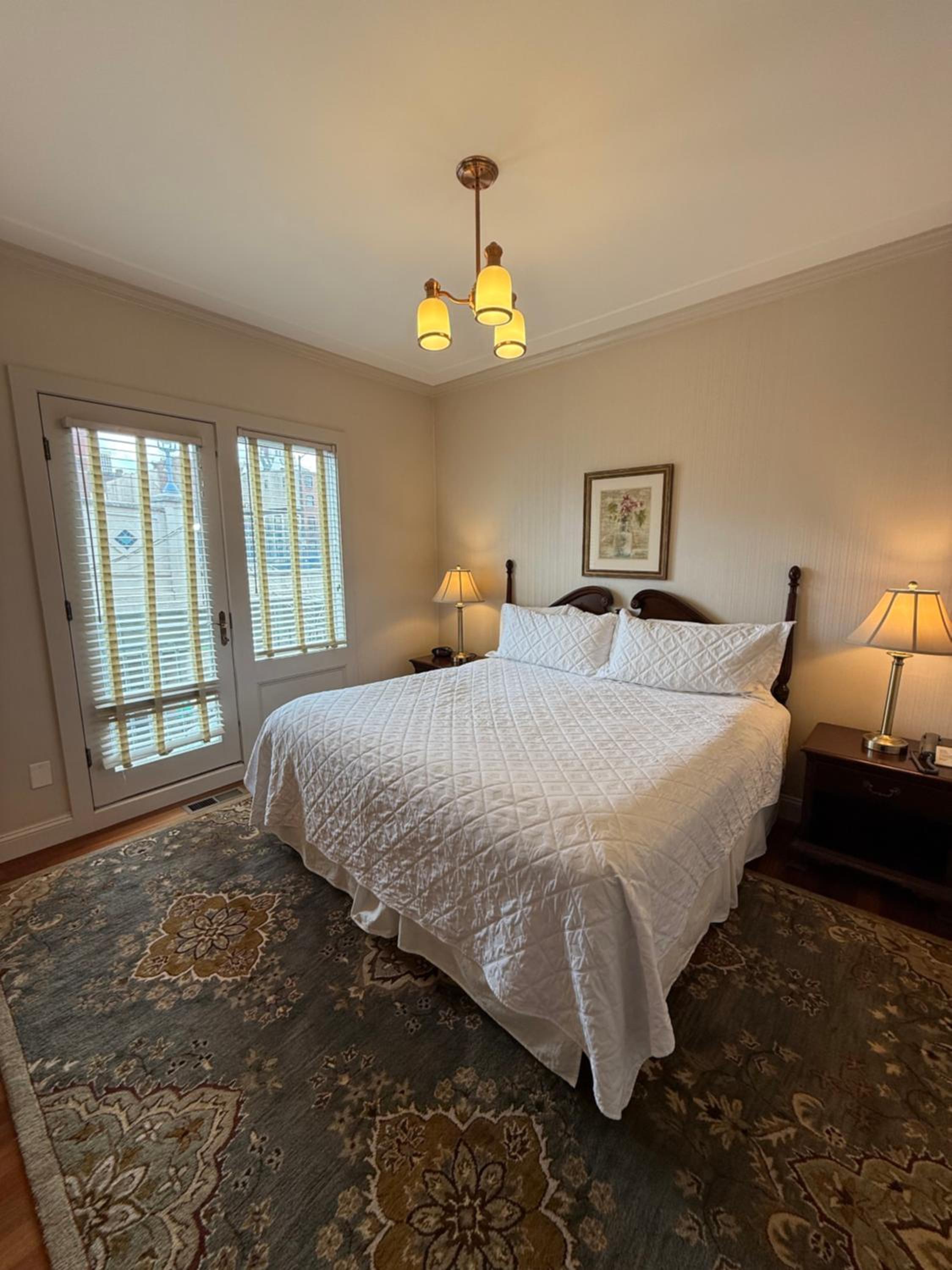 Queen Room with Balcony - Photo 3