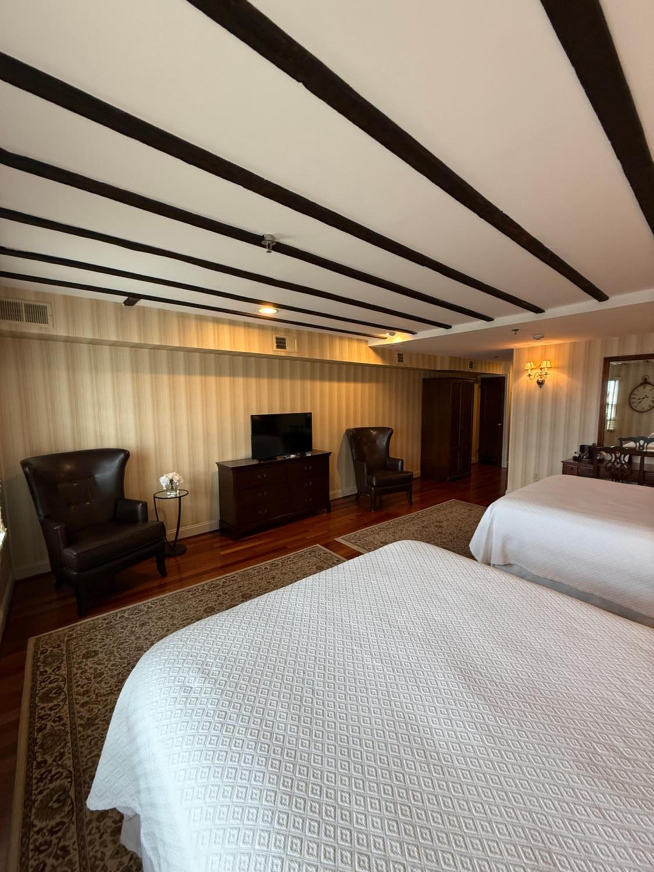 Deluxe Double Room thumbnail 5