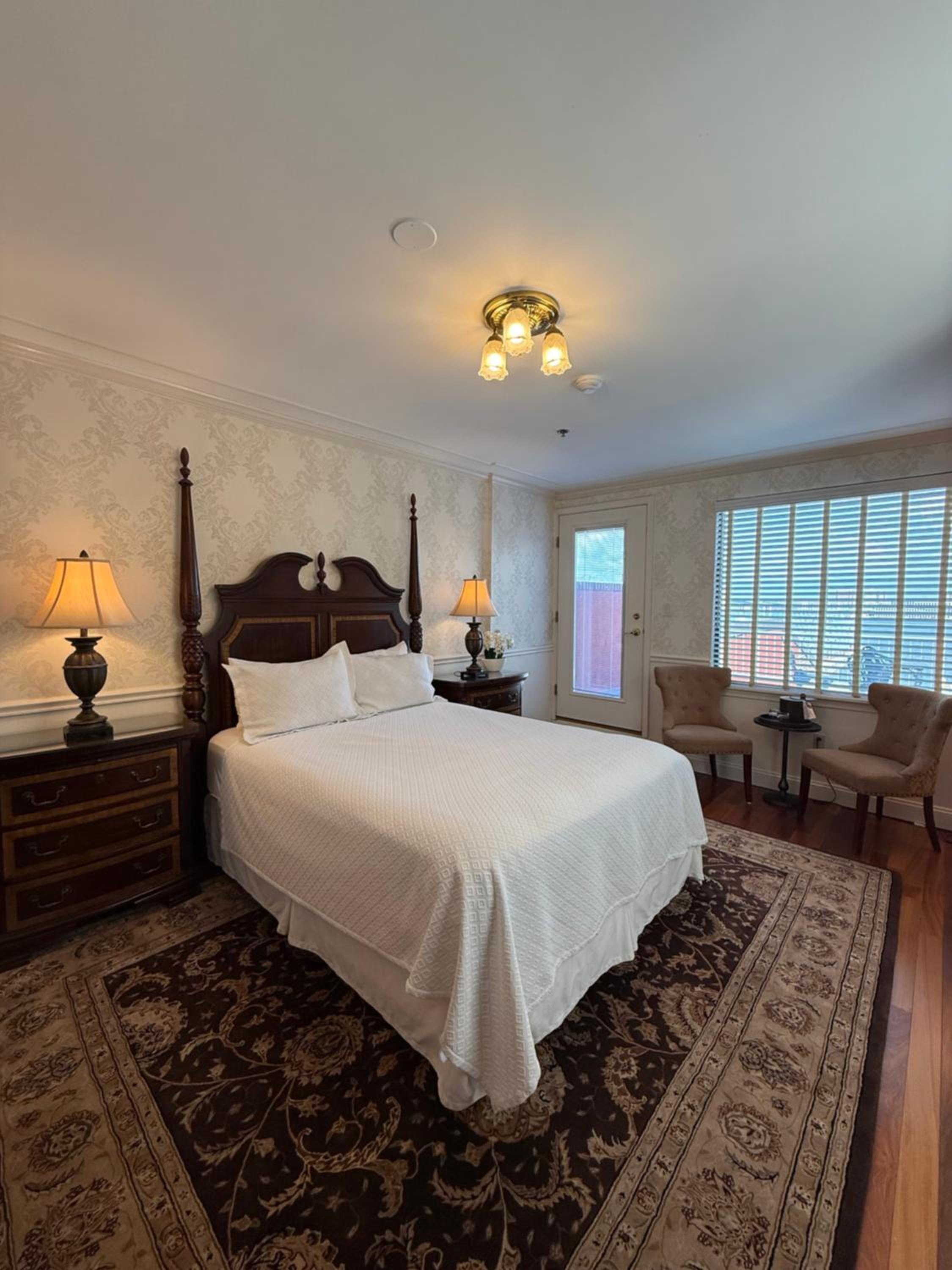 Superior Queen Room thumbnail 5