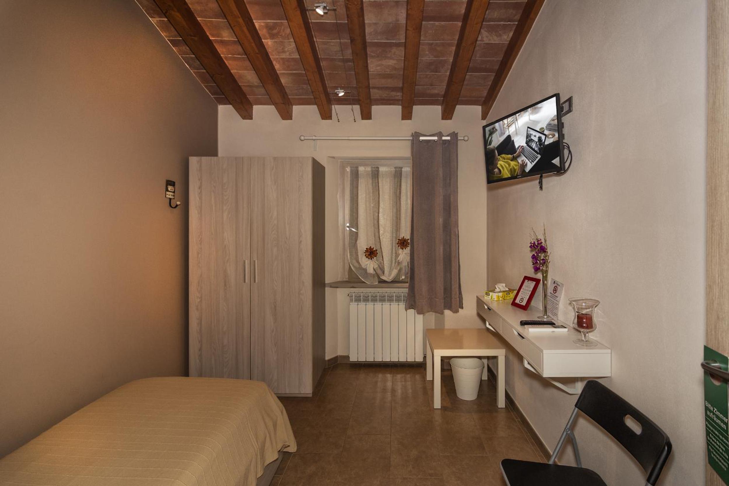 Single Room with Private Bathroom photo 3