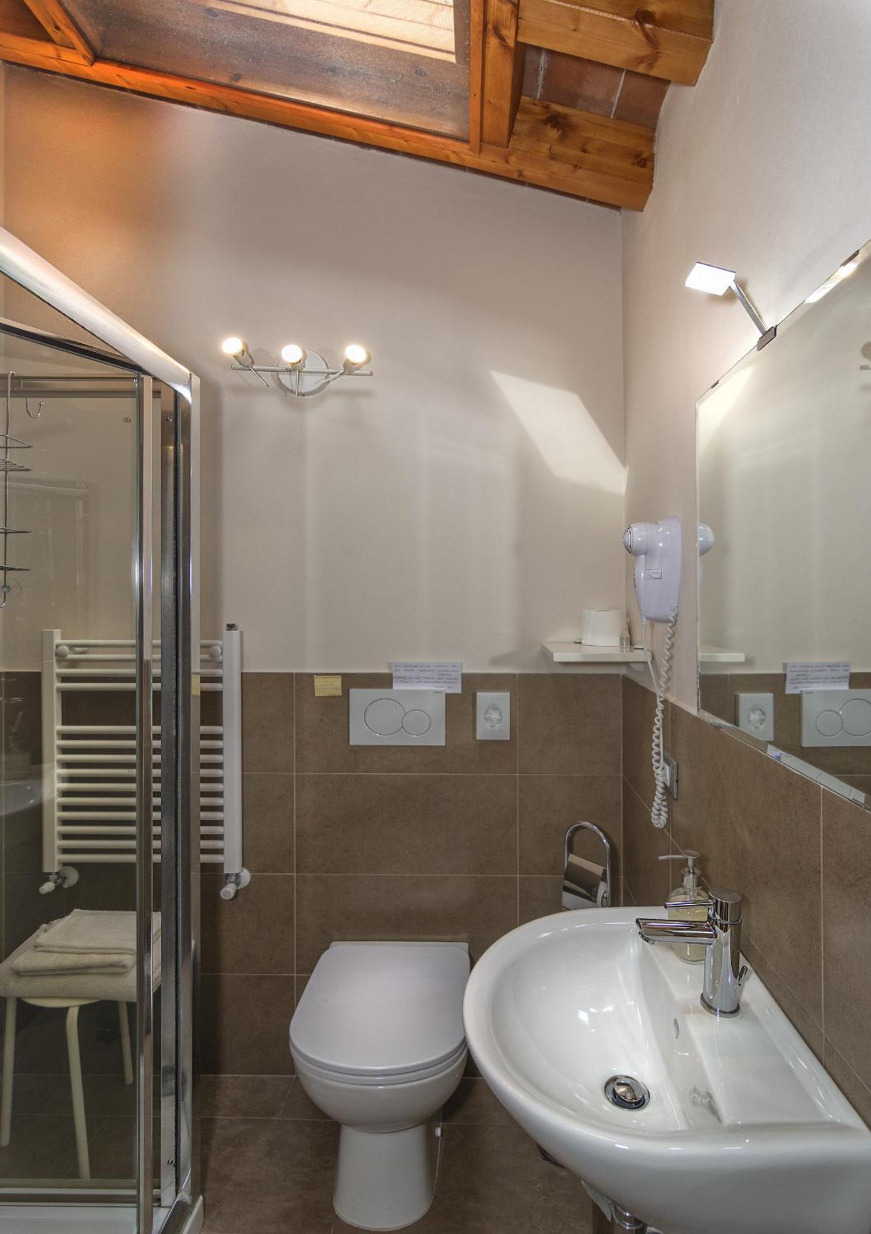 Single Room with Private Bathroom photo 2