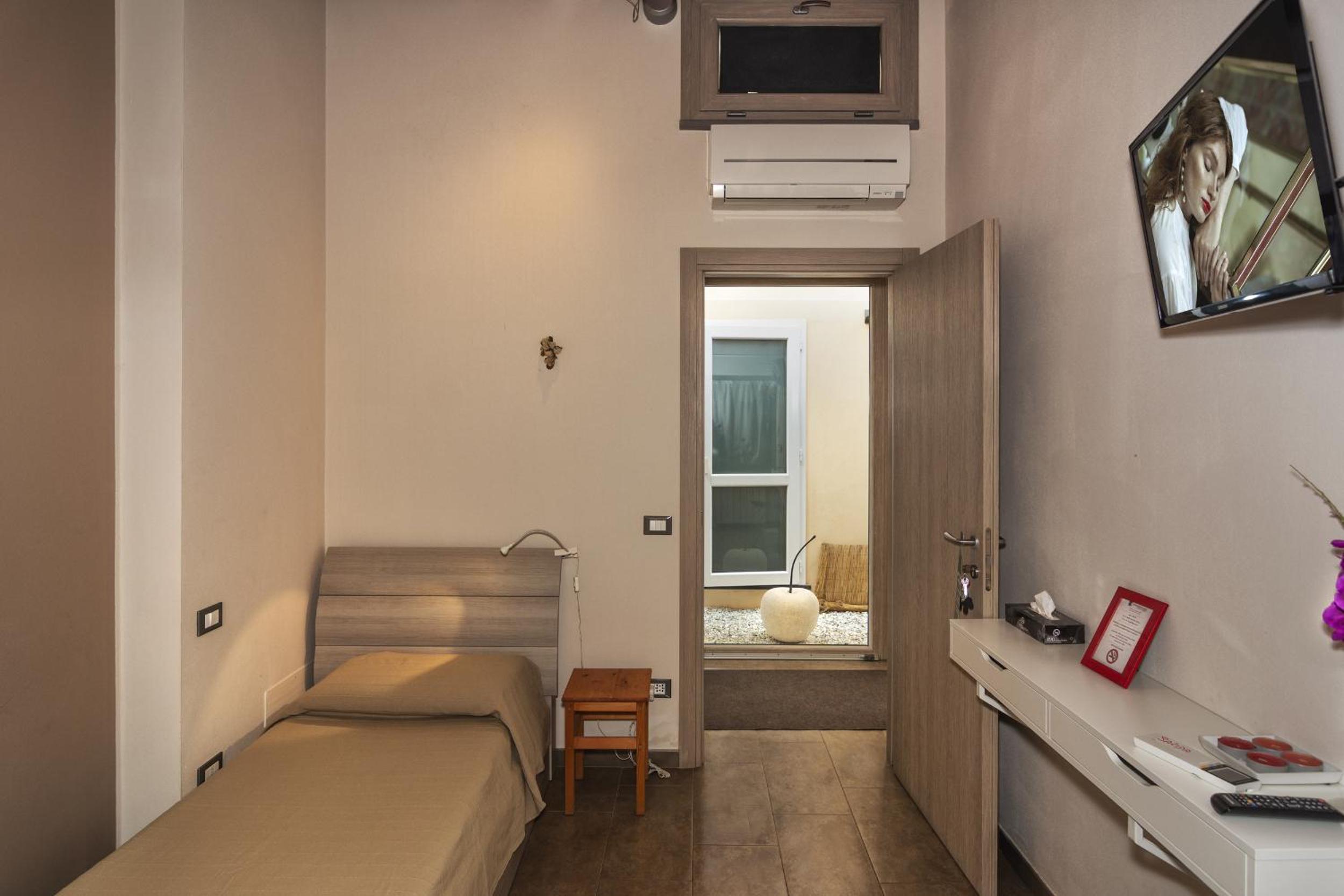 Single Room with Private Bathroom photo 1