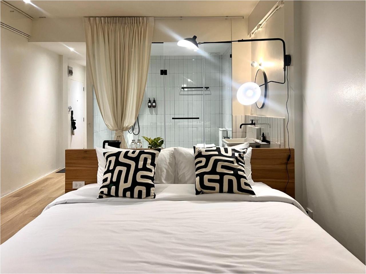 Deluxe King Room  photo 1