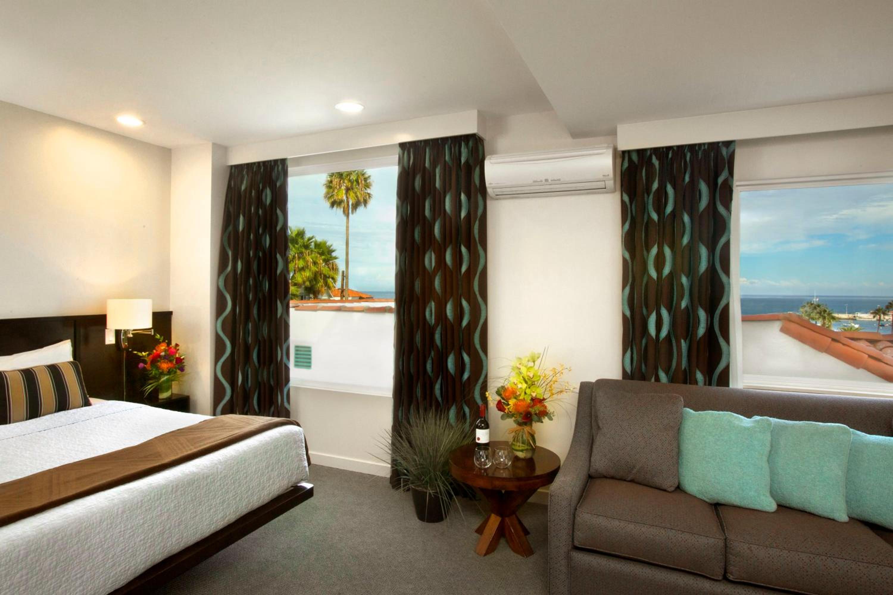Junior Suite with Partial Sea View - Photo 2