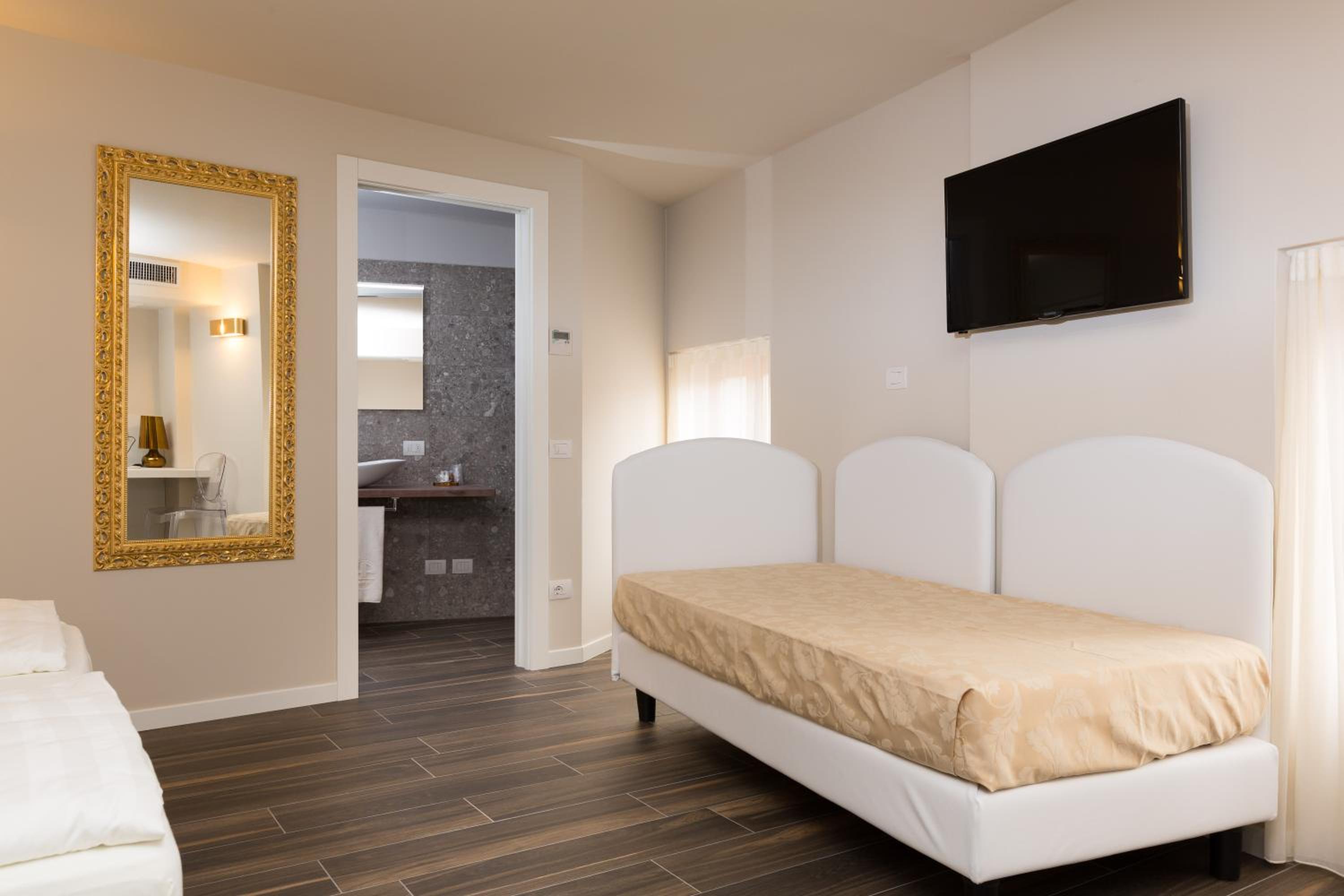 Deluxe Double or Twin Room - Photo 8