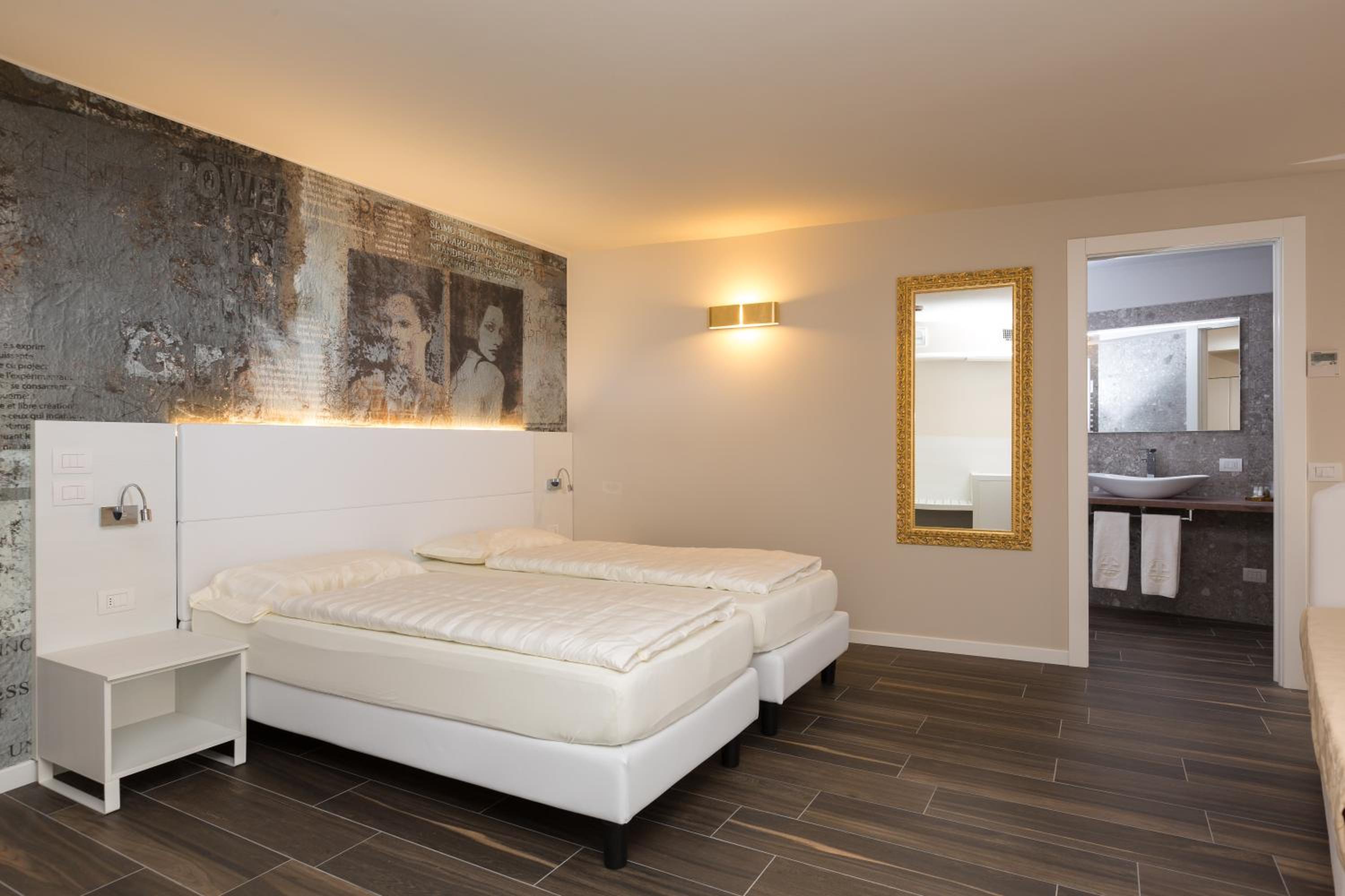 Deluxe Double or Twin Room - Photo 7
