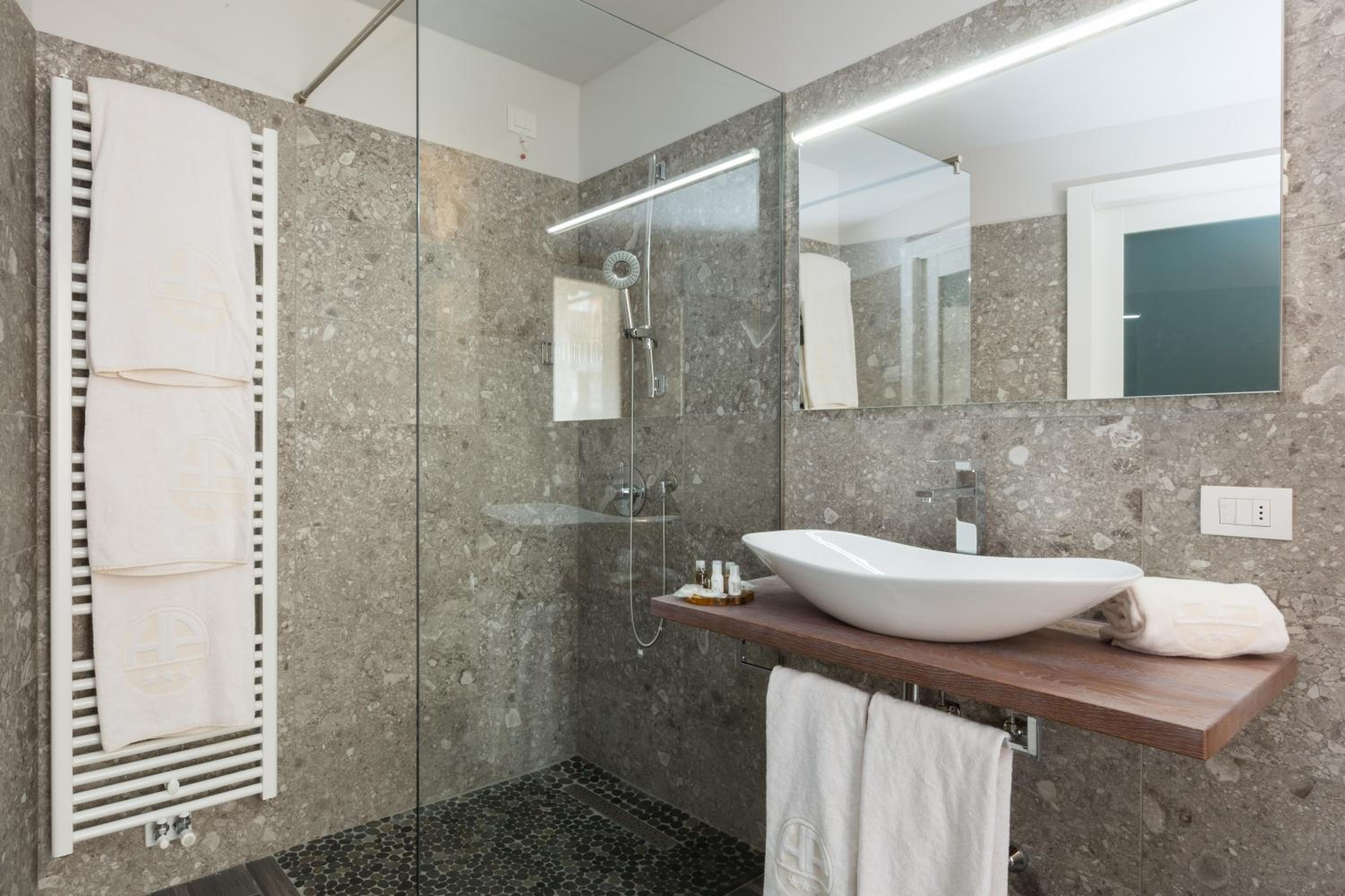 Deluxe Double or Twin Room - Photo 6