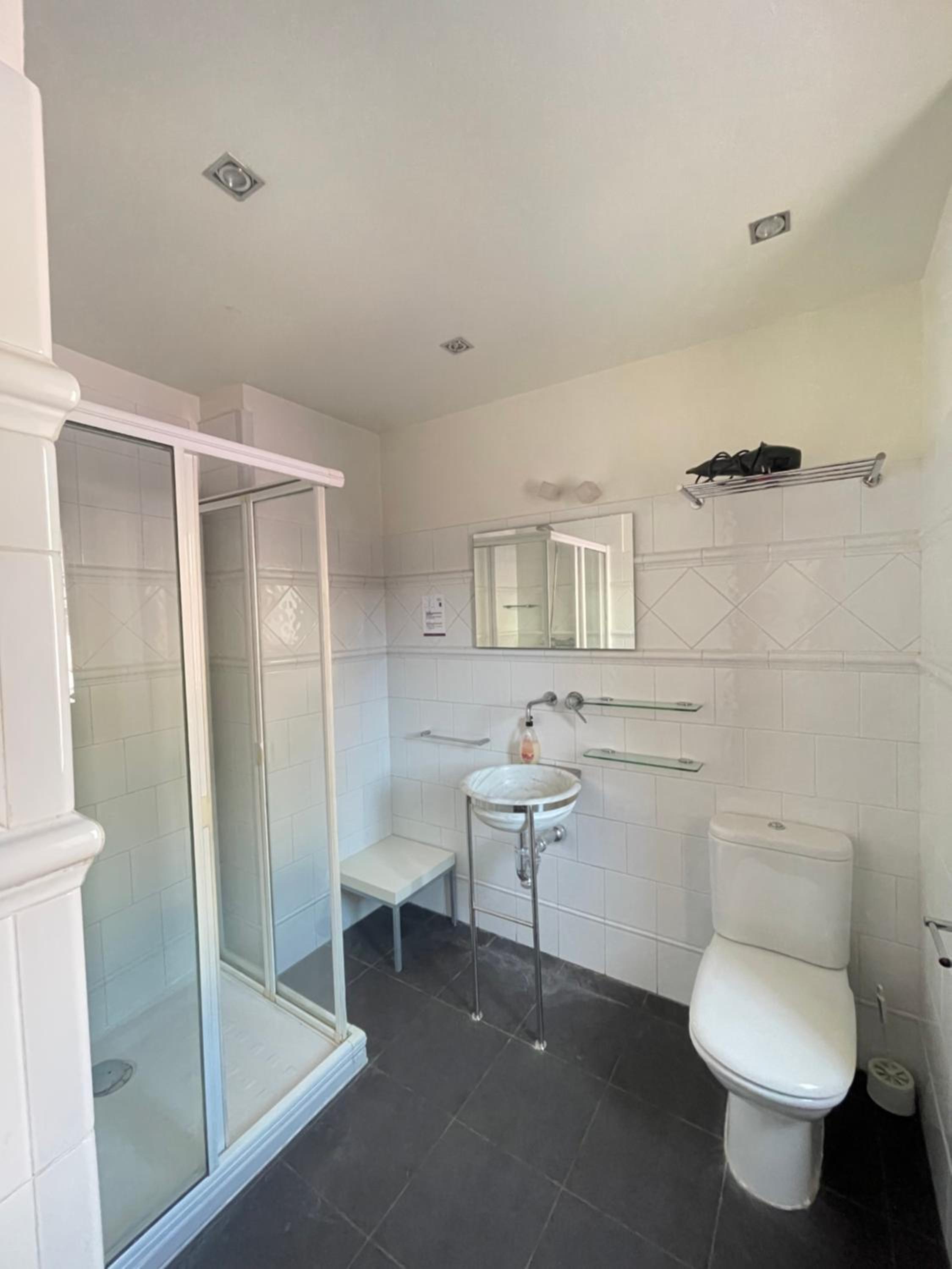Quadruple Room with Private Bathroom photo 2