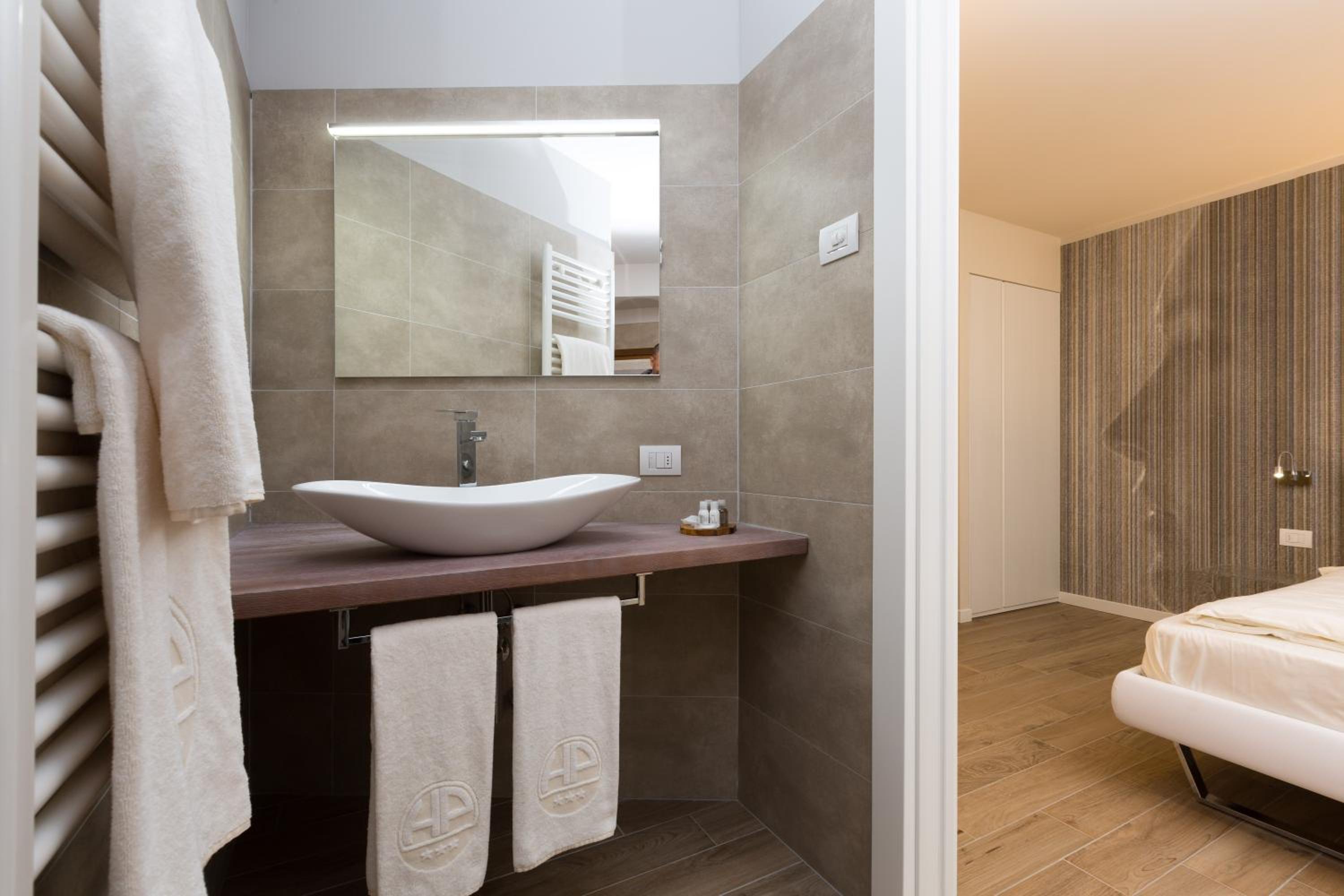Superior Double or Twin Room - Photo 9