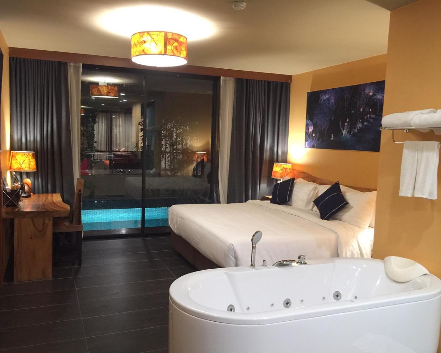 Suite with Private Pool - Photo 18