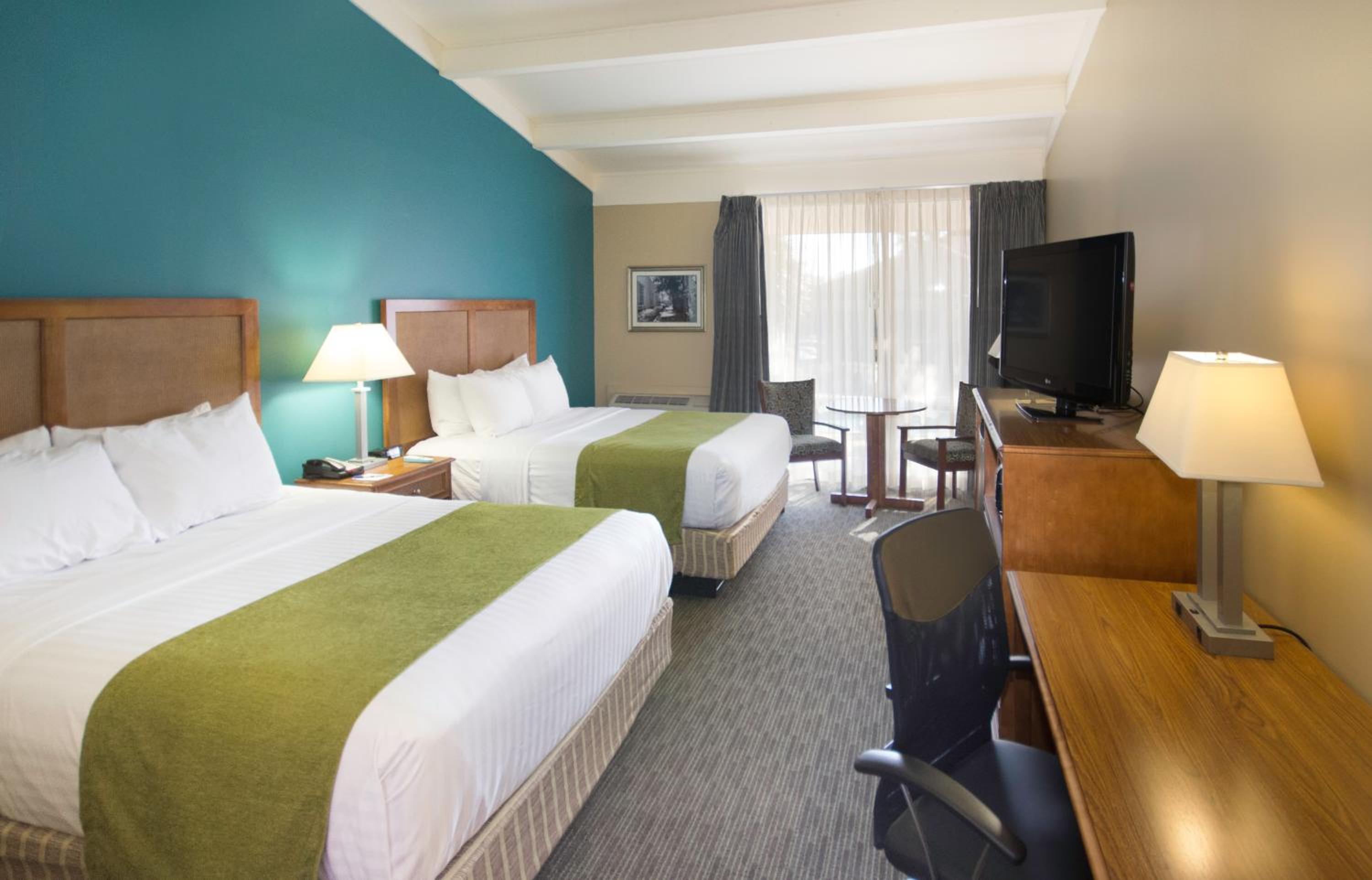 Queen Room with Two Queen Beds and Pool View - Non-Smoking - Photo 7