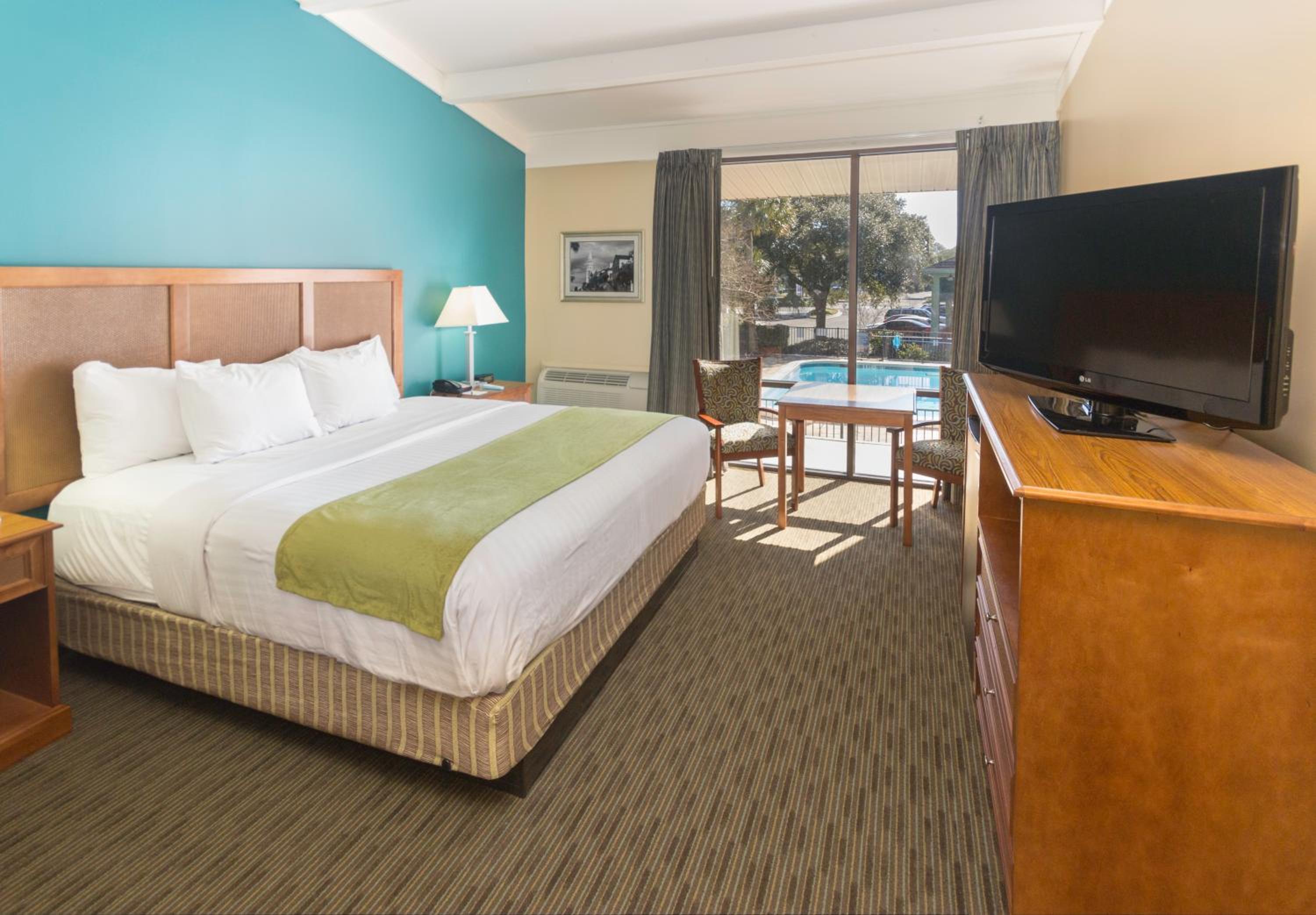 King Room with Pool View - Non-Smoking - Photo 7