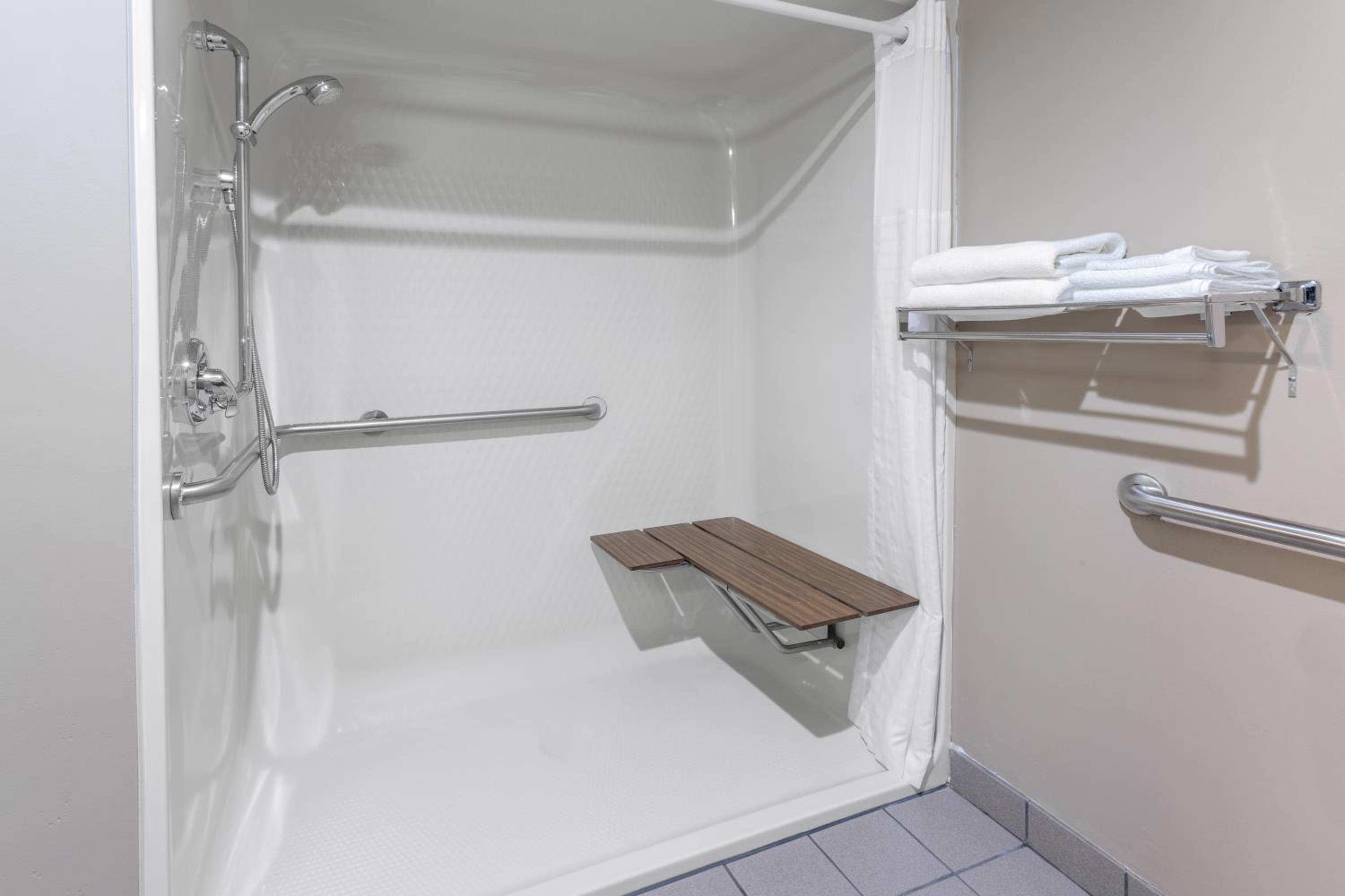 King Room with Bath Tub - Mobility Accessible/Non-Smoking  - Photo 1