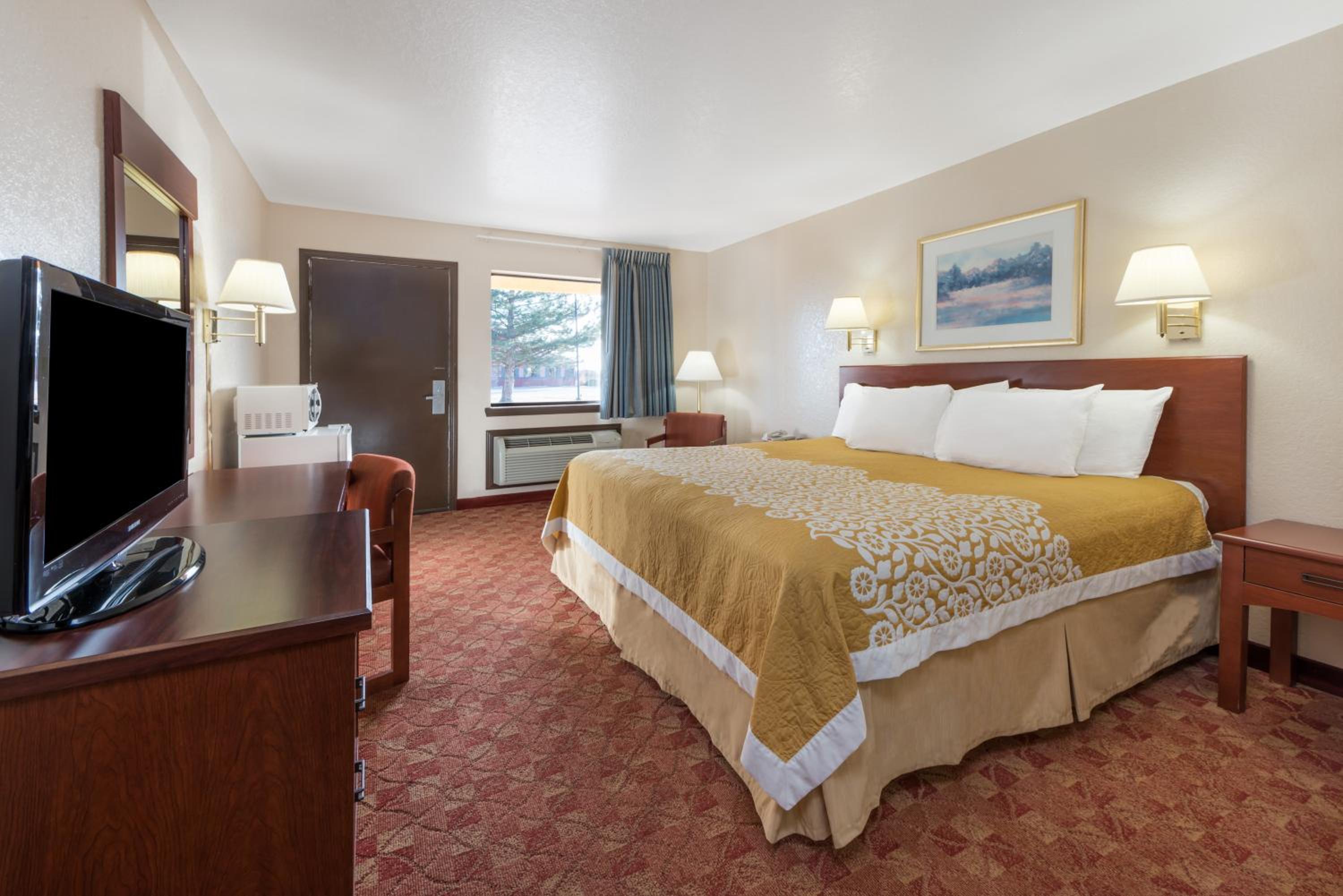 King Room - Non-Smoking - Photo 1