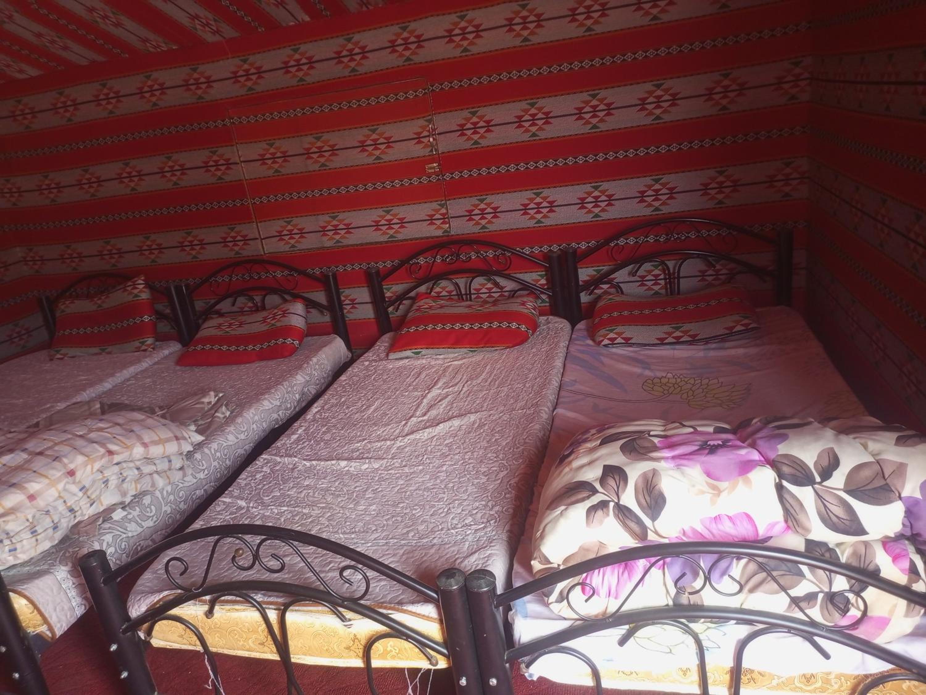Quadruple Room with Private Bathroom photo 2