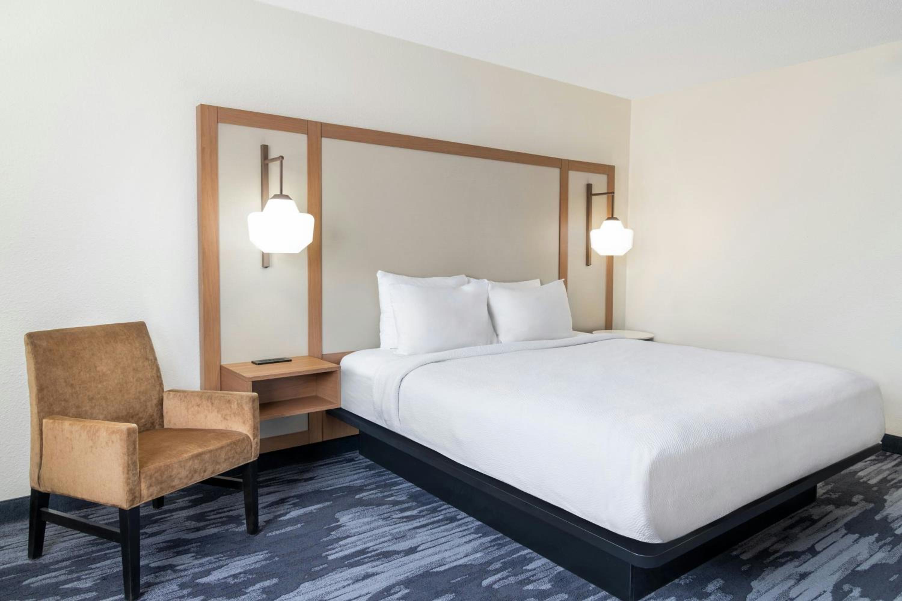 King Room with Adapted Tub - Mobility and Hearing Accessible - Photo 2