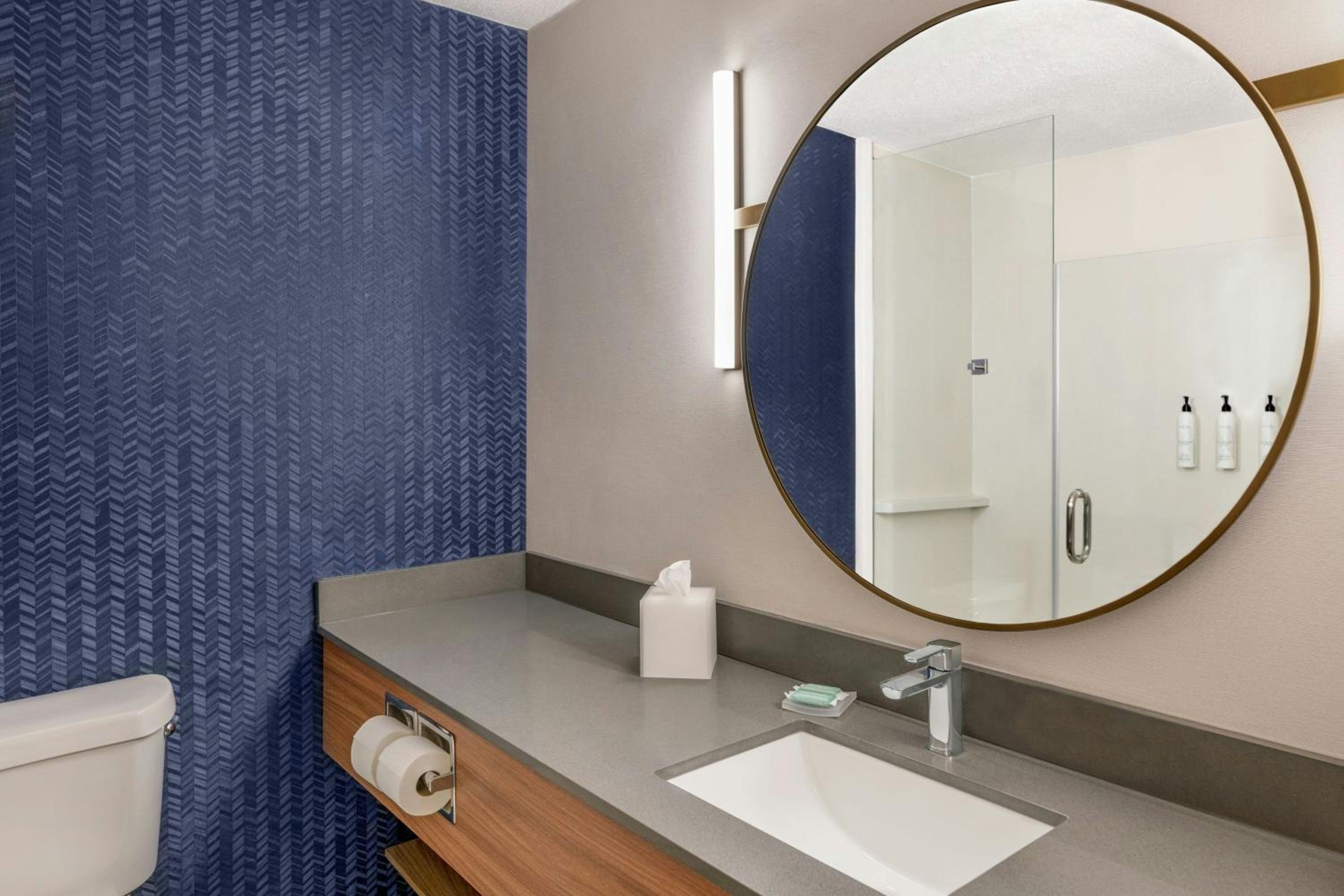King Room with Adapted Tub - Mobility and Hearing Accessible - Photo 3