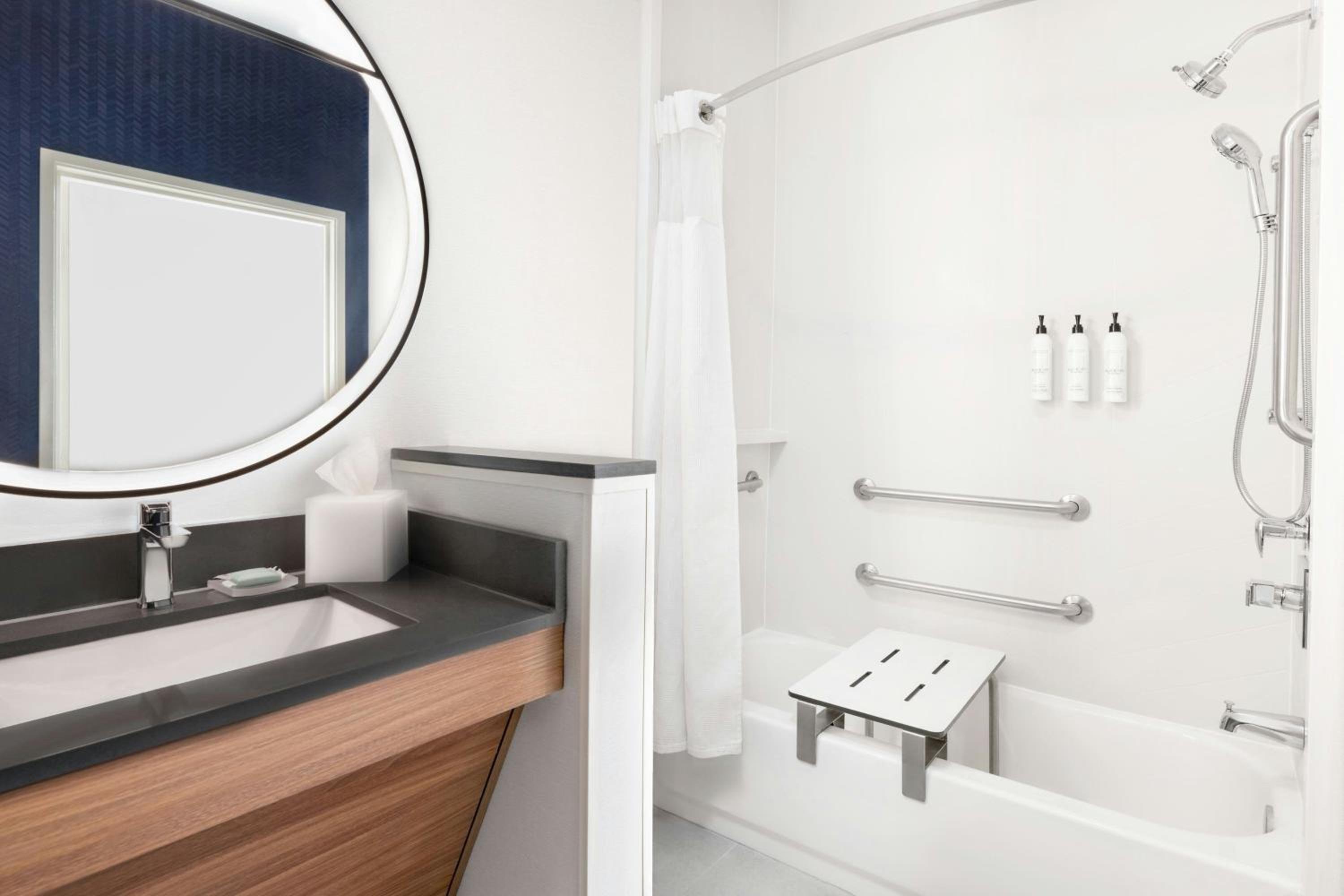 King Room with Adapted Tub - Mobility and Hearing Accessible - Photo 4