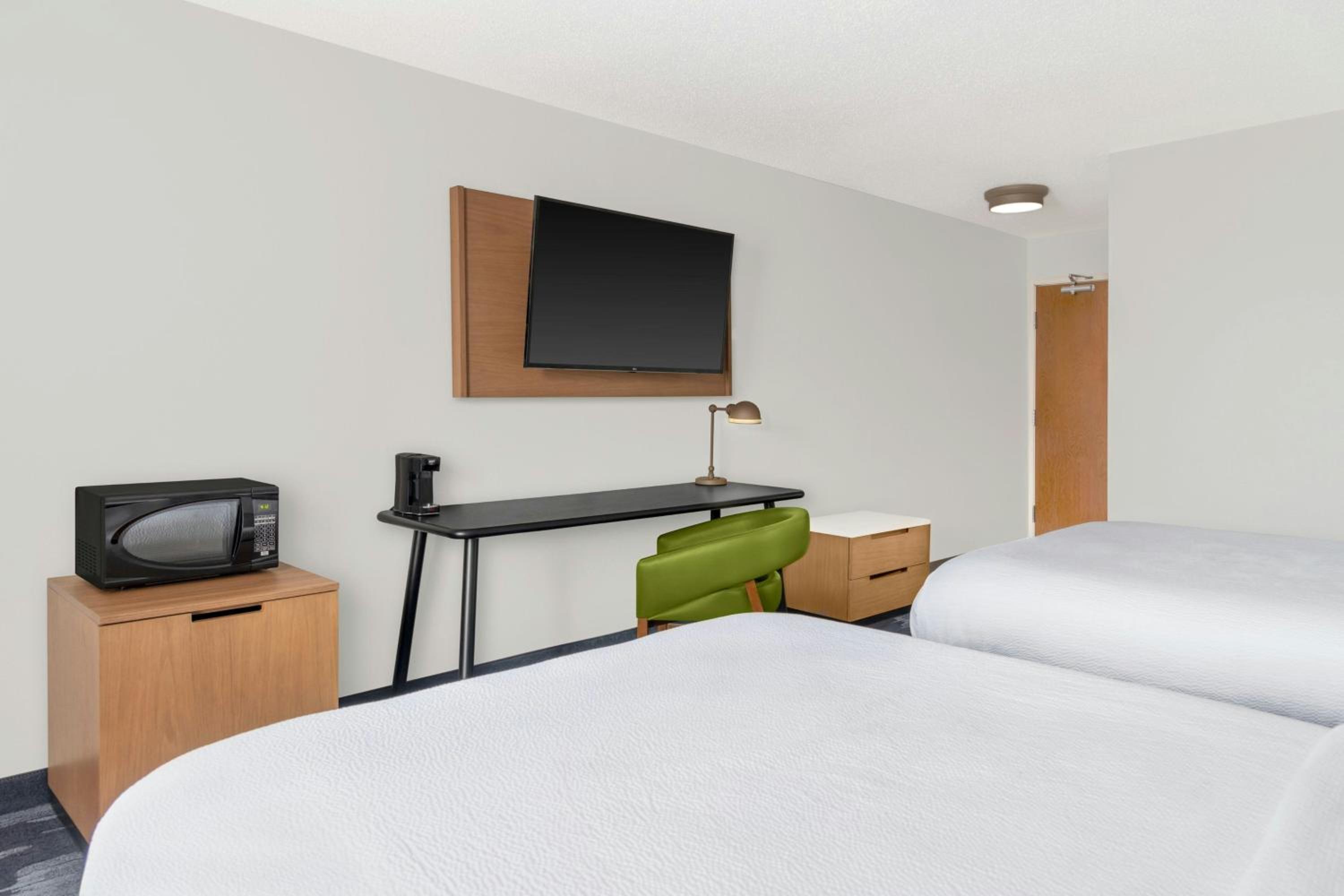 Queen Room with Two Queen Beds and Adapted Tub - Mobility and Hearing Accessible - Photo 2