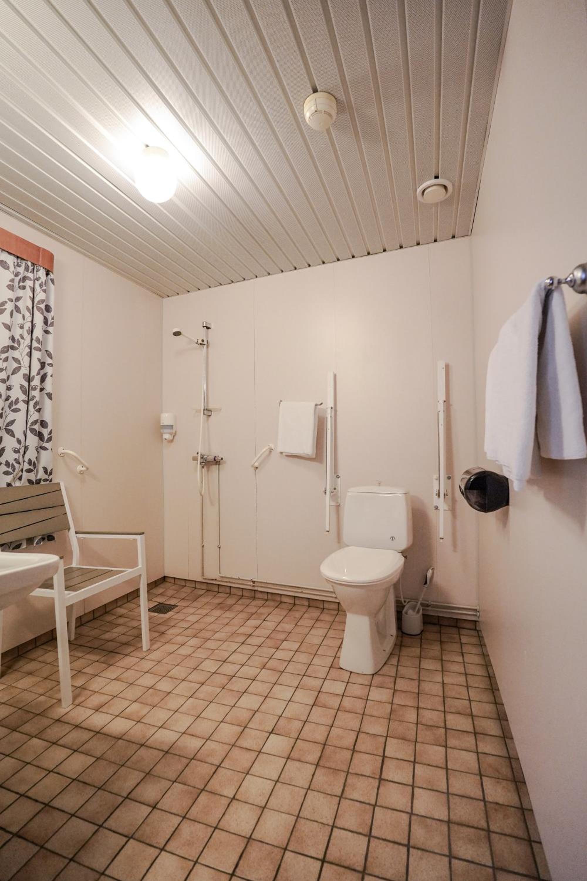 Family Room - Disability Access - Photo 2