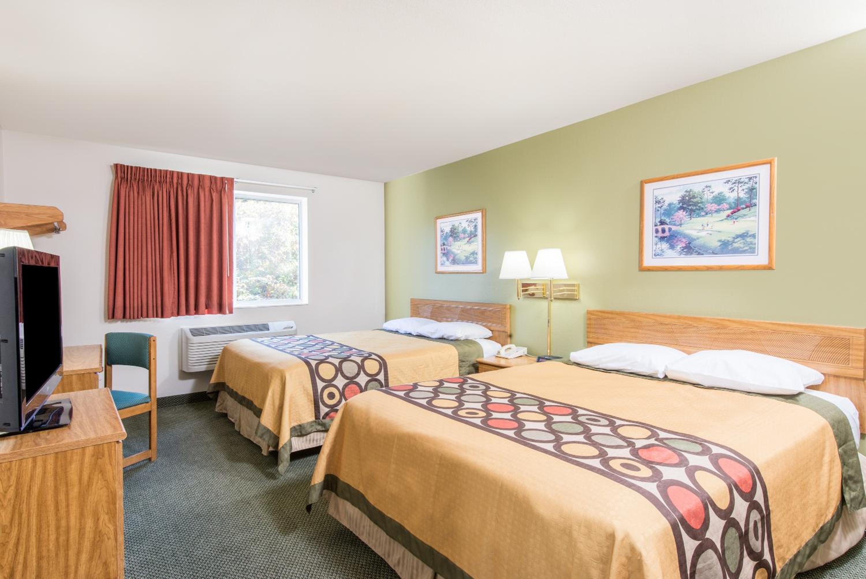 Queen Room with Two Queen Beds - Non-Smoking - Photo 3