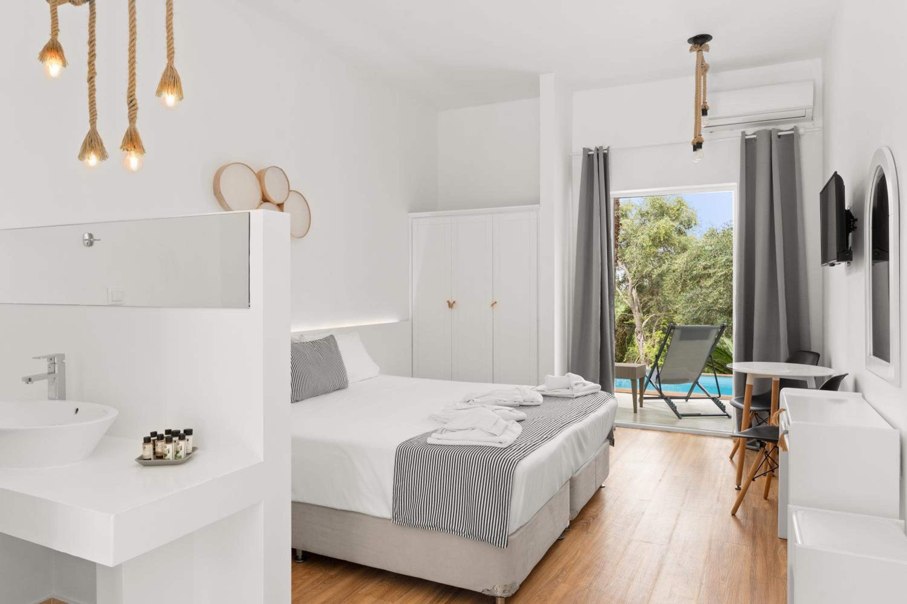 Premium Double Room with Sharing Pool - Photo 3