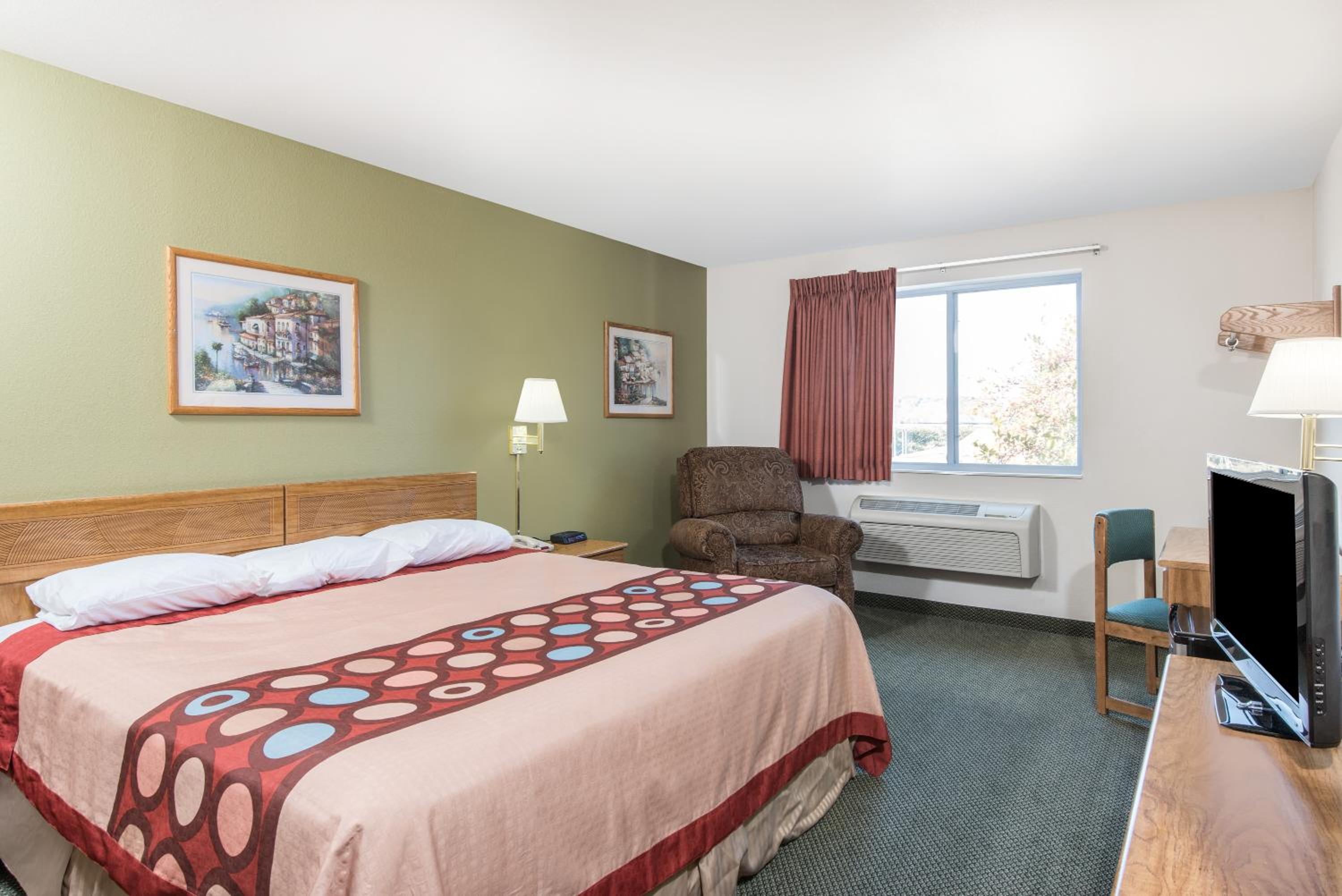 King Room - Non-Smoking - Photo 5